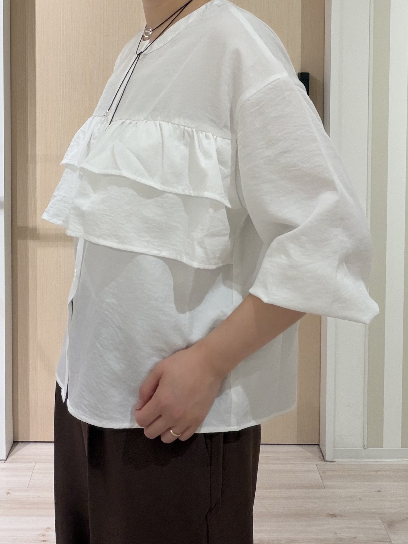 ひらしーさんの「SHOO･LA･RUE｜【S-LL/洗濯機可】1枚で華やか フロントティアードブラウス」を使ったコーディネート