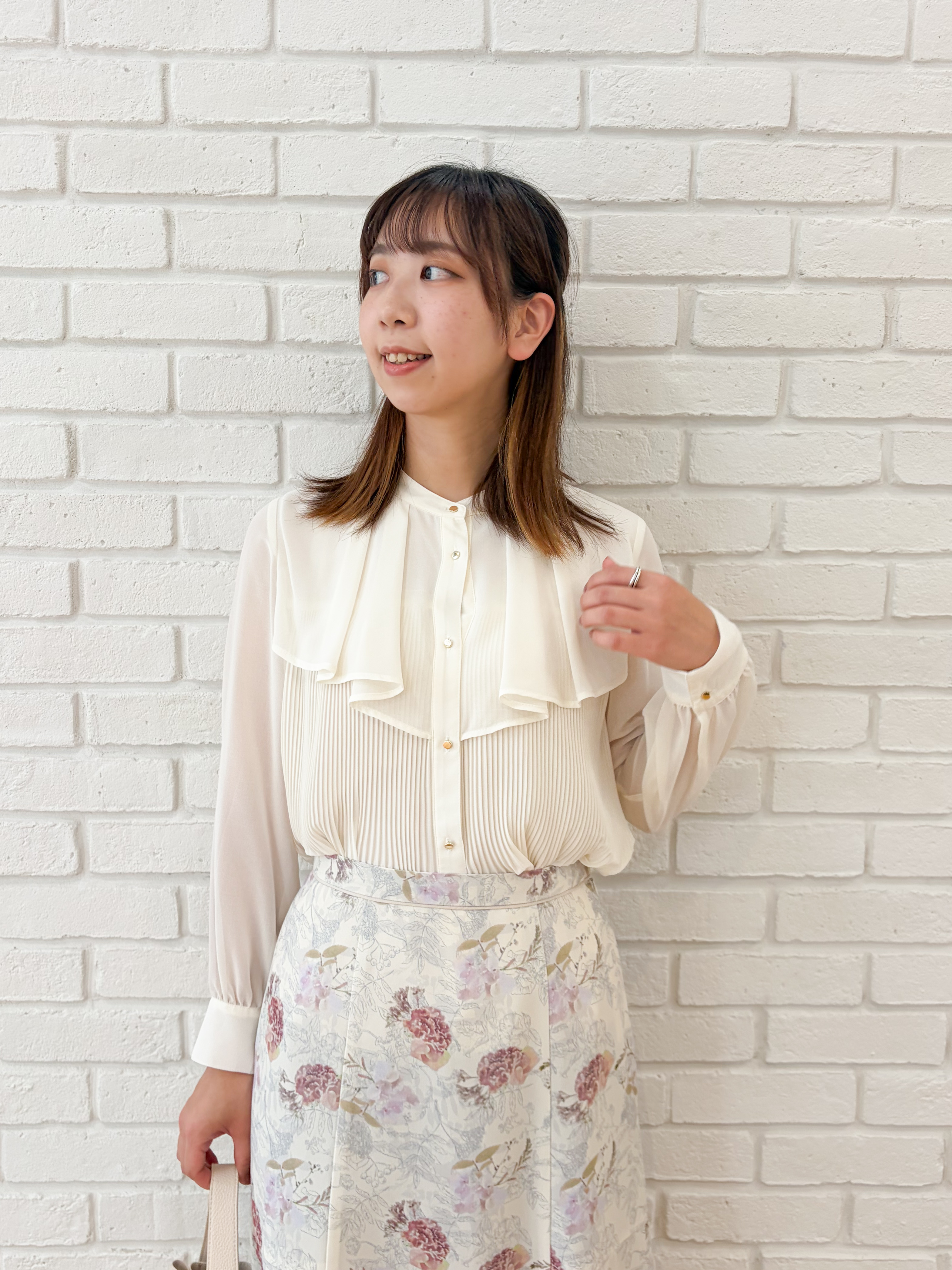 yurinaさんの「index｜プリーツレイヤードバンドカラーブラウス【洗濯機OK／イージーアイロン／防シワ】」を使ったコーディネート