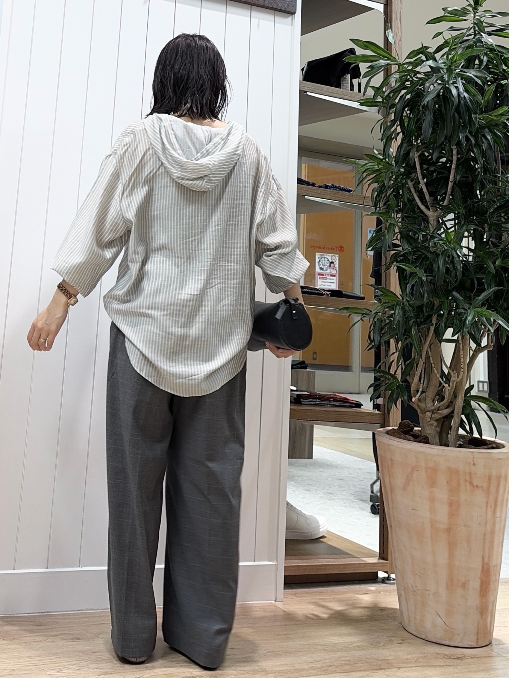 ISOさんの「Dessin｜ストライプシアーフードシャツ」を使ったコーディネート