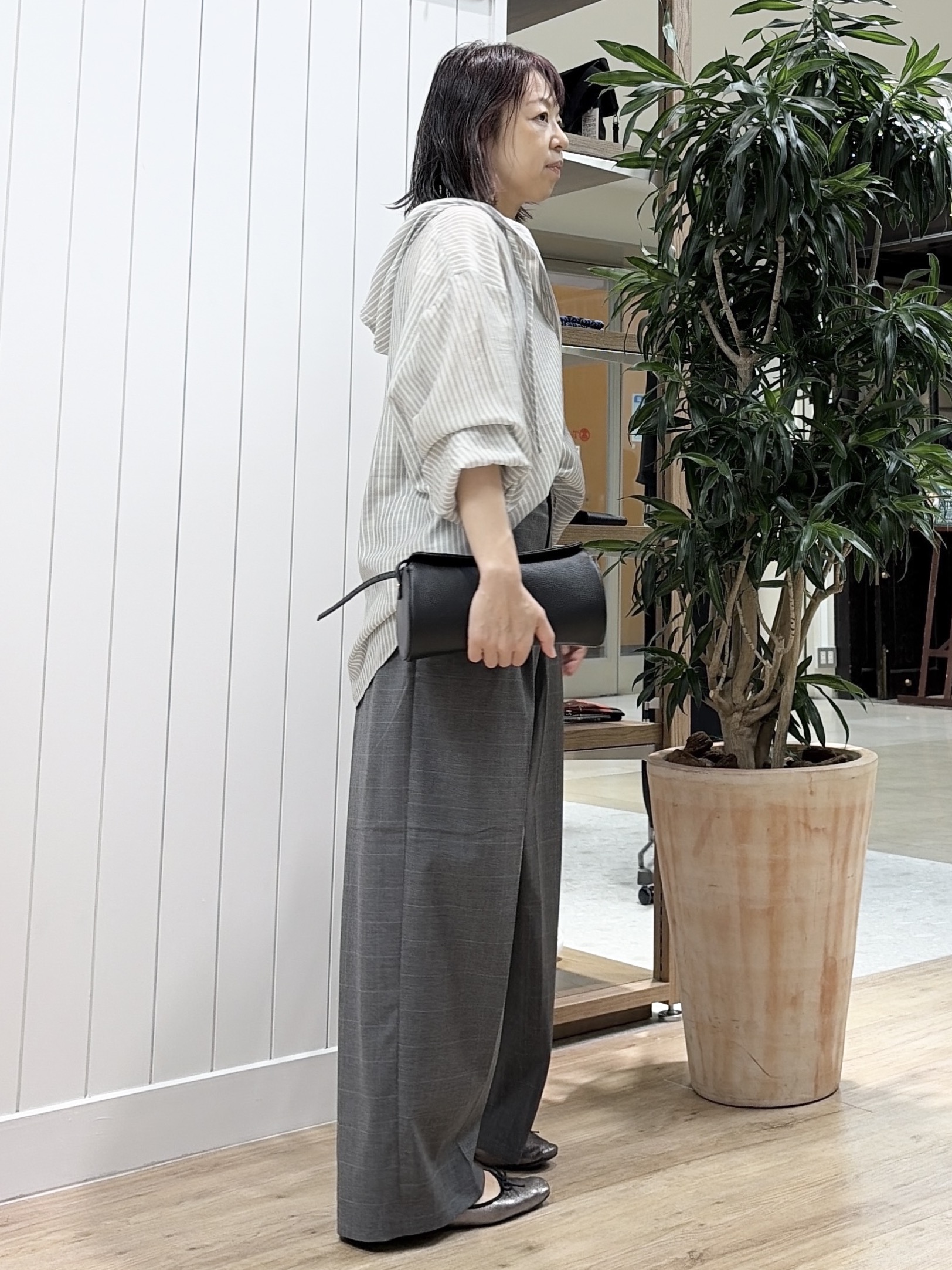 ISOさんの「Dessin｜ストライプシアーフードシャツ」を使ったコーディネート