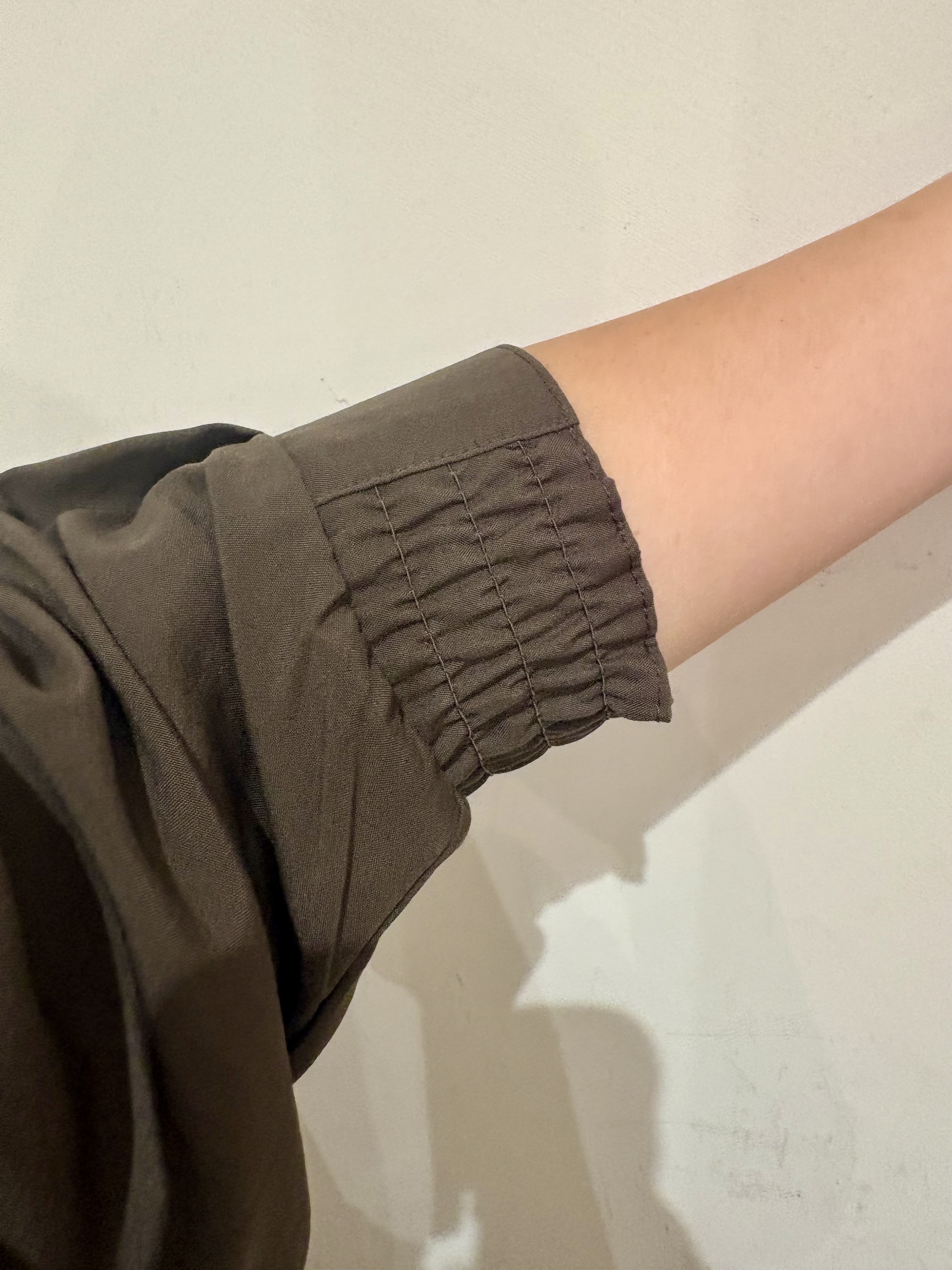 kumaさんの「SHOO･LA･RUE｜【洗濯後しわになりにくい/S-LL】キーネック金ボタンポケットシャツ」を使ったコーディネート