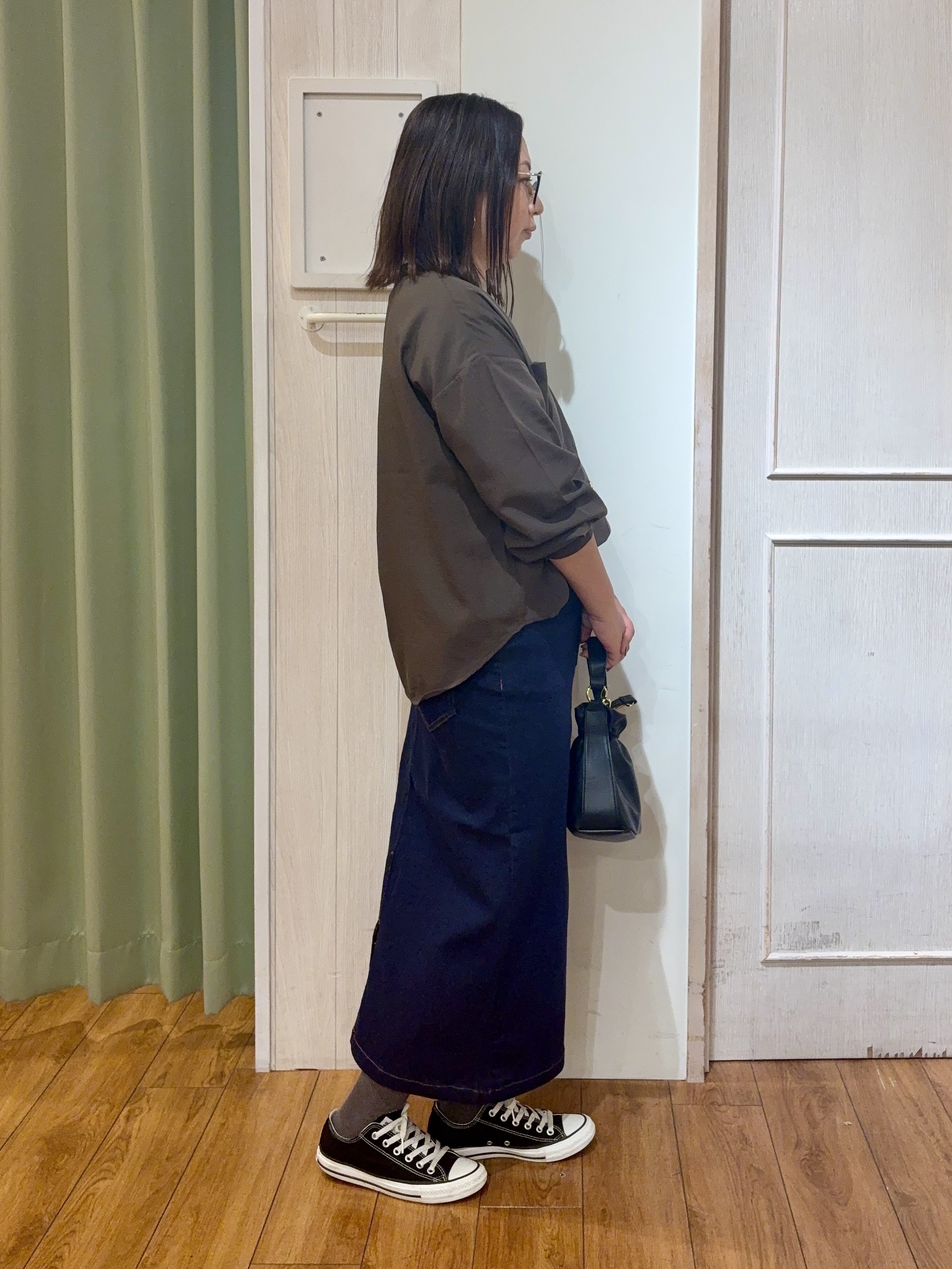 kumaさんの「SHOO･LA･RUE｜【洗濯後しわになりにくい/S-LL】キーネック金ボタンポケットシャツ」を使ったコーディネート