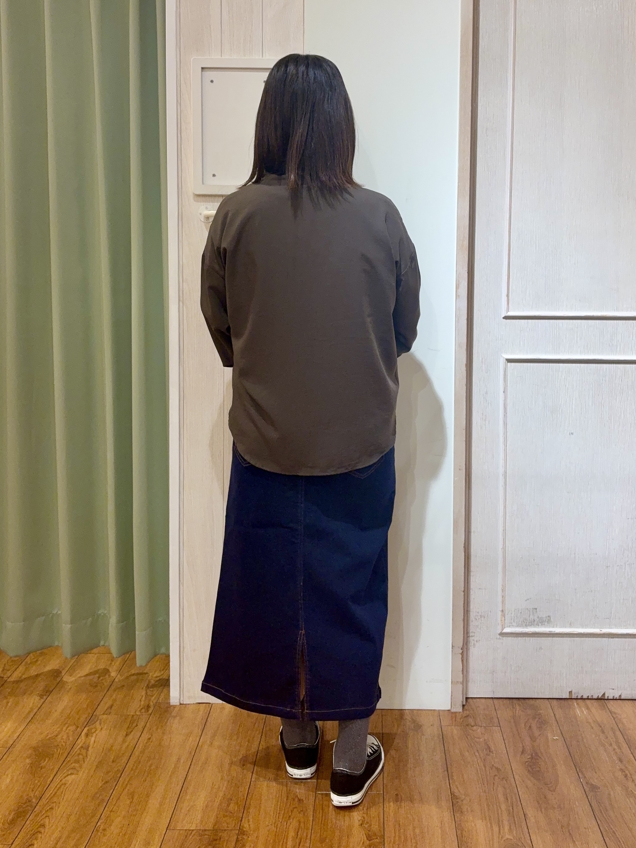 kumaさんの「SHOO･LA･RUE｜【洗濯後しわになりにくい/S-LL】キーネック金ボタンポケットシャツ」を使ったコーディネート