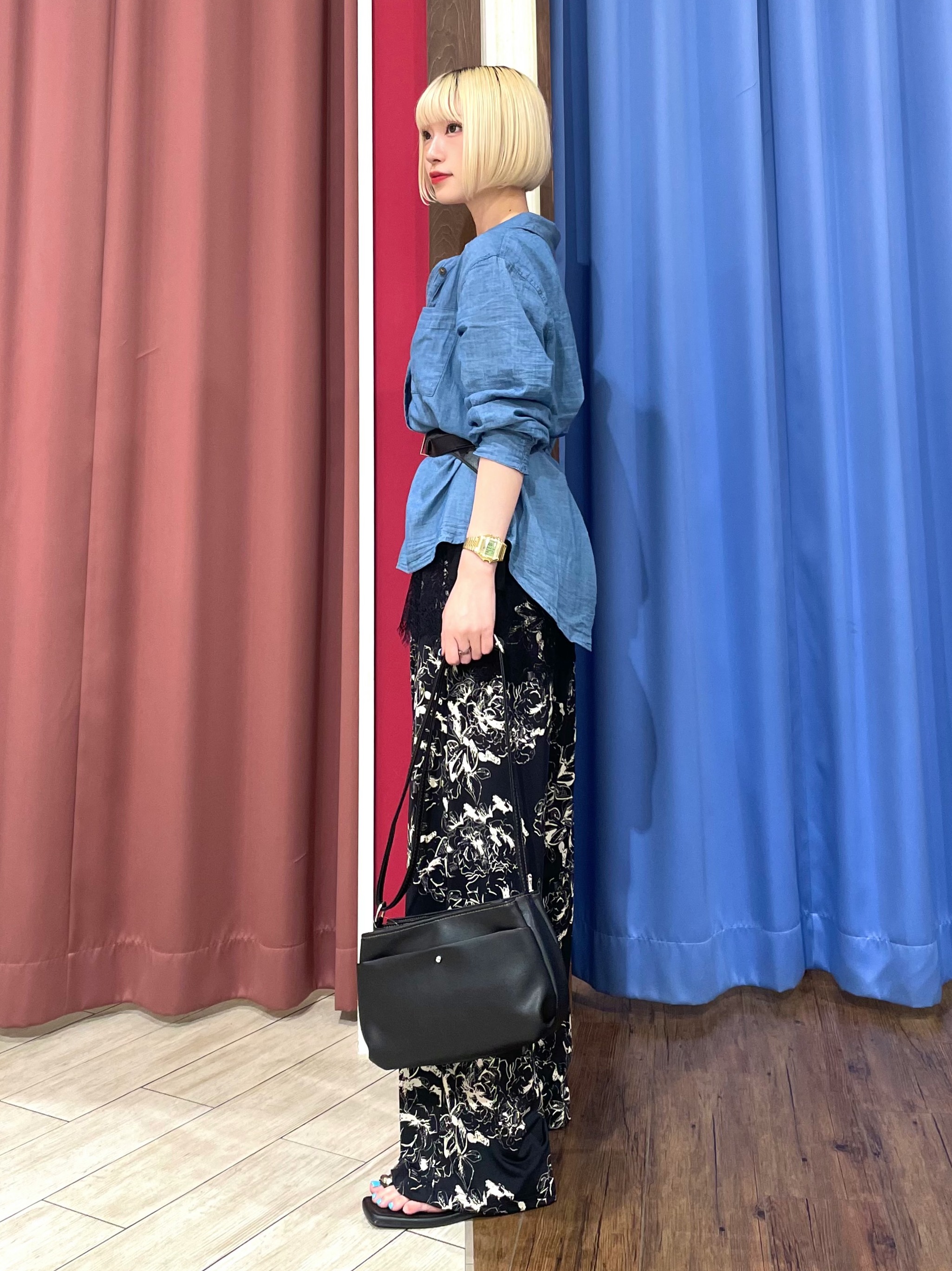 ルルさんの「SHOO･LA･RUE｜【綿100%/UV/S-LL/体型カバー】ヒップが隠せる 柔らかシアーデニムシャツ」を使ったコーディネート