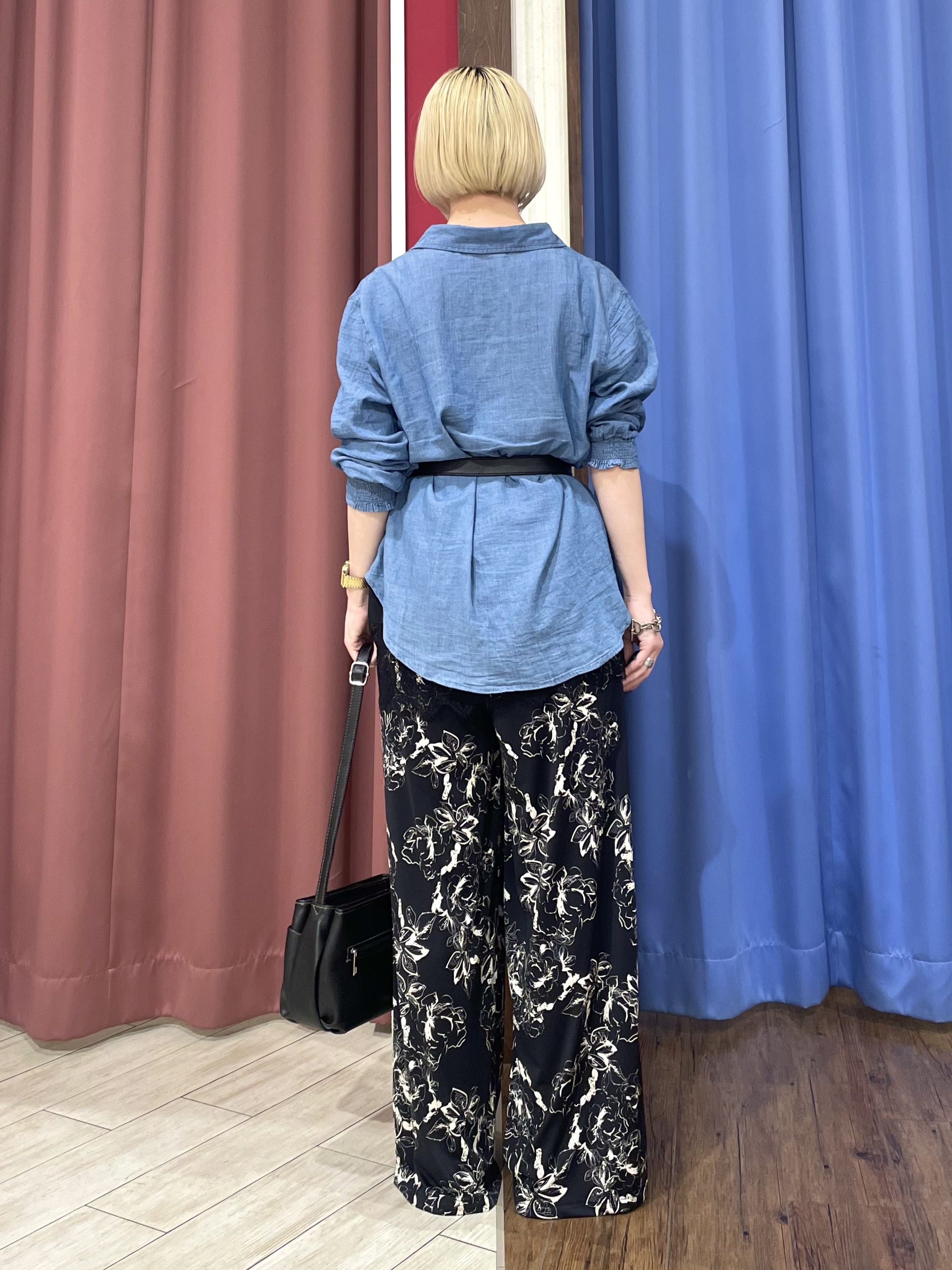 ルルさんの「SHOO･LA･RUE｜【綿100%/UV/S-LL/体型カバー】ヒップが隠せる 柔らかシアーデニムシャツ」を使ったコーディネート