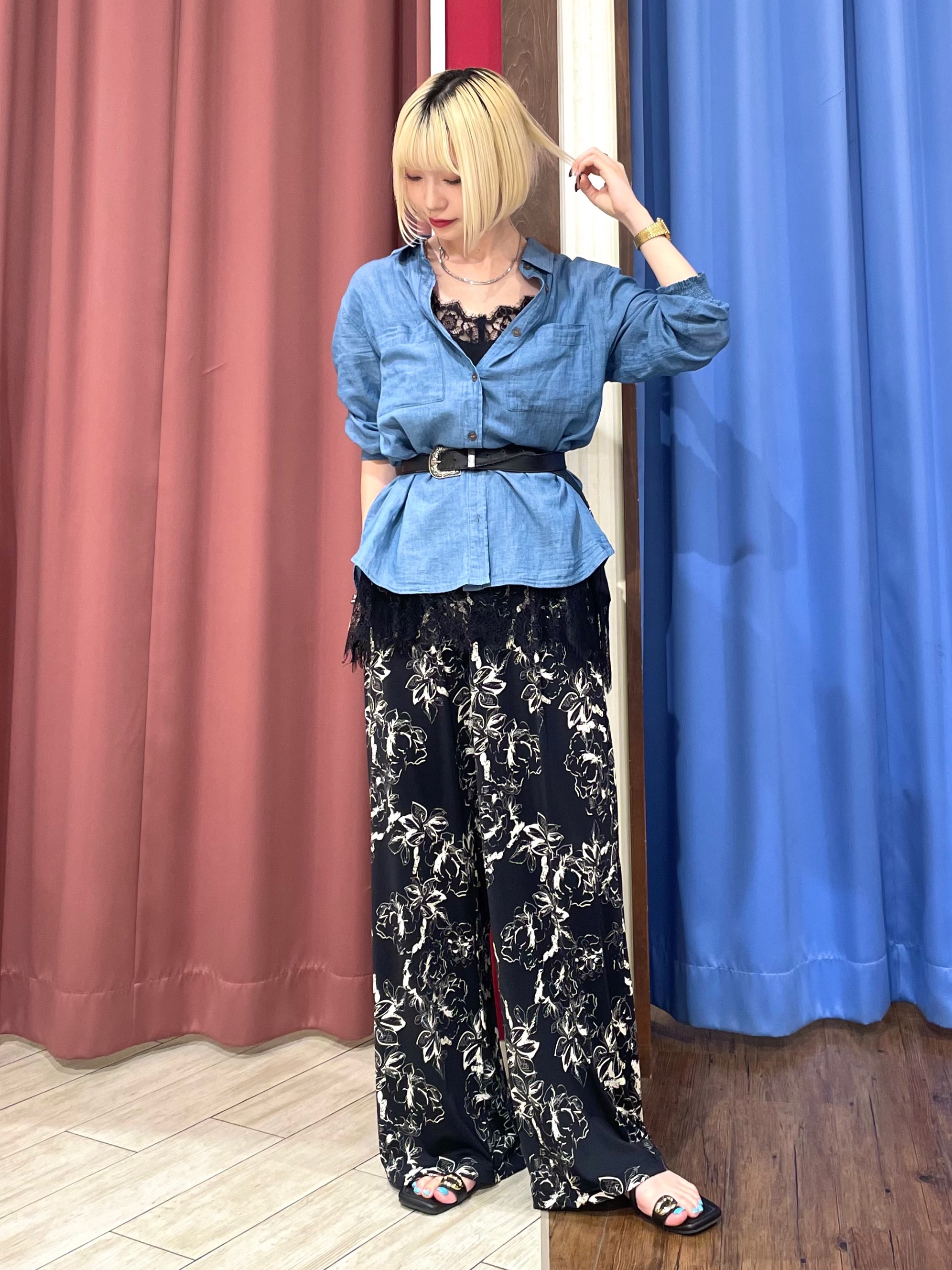 ルルさんの「SHOO･LA･RUE｜【綿100%/UV/S-LL/体型カバー】ヒップが隠せる 柔らかシアーデニムシャツ」を使ったコーディネート