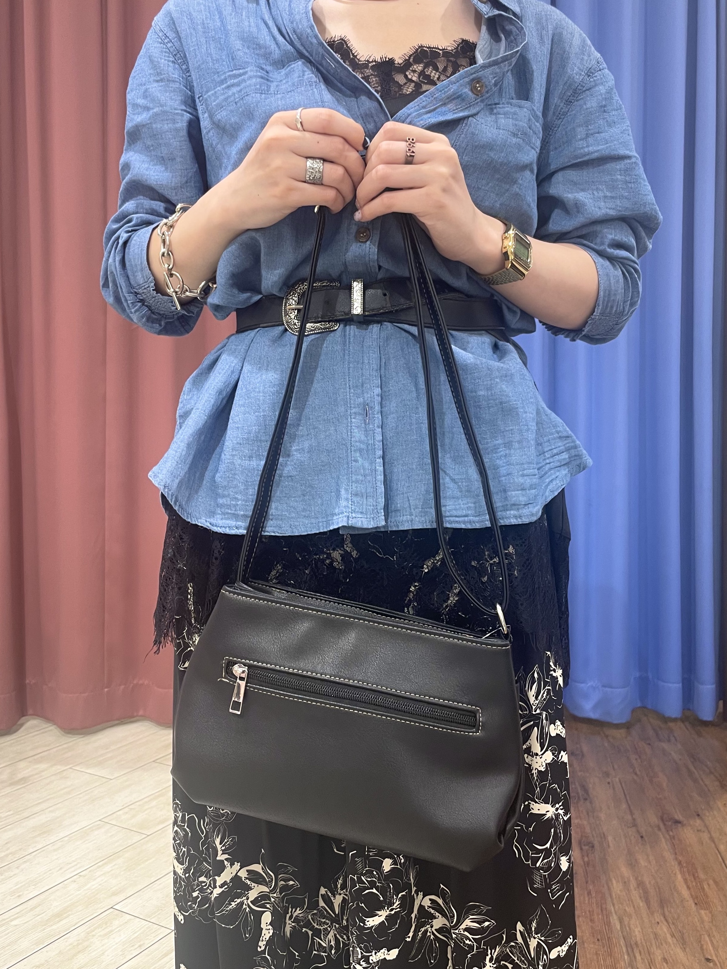 ルルさんの「SHOO･LA･RUE｜【綿100%/UV/S-LL/体型カバー】ヒップが隠せる 柔らかシアーデニムシャツ」を使ったコーディネート