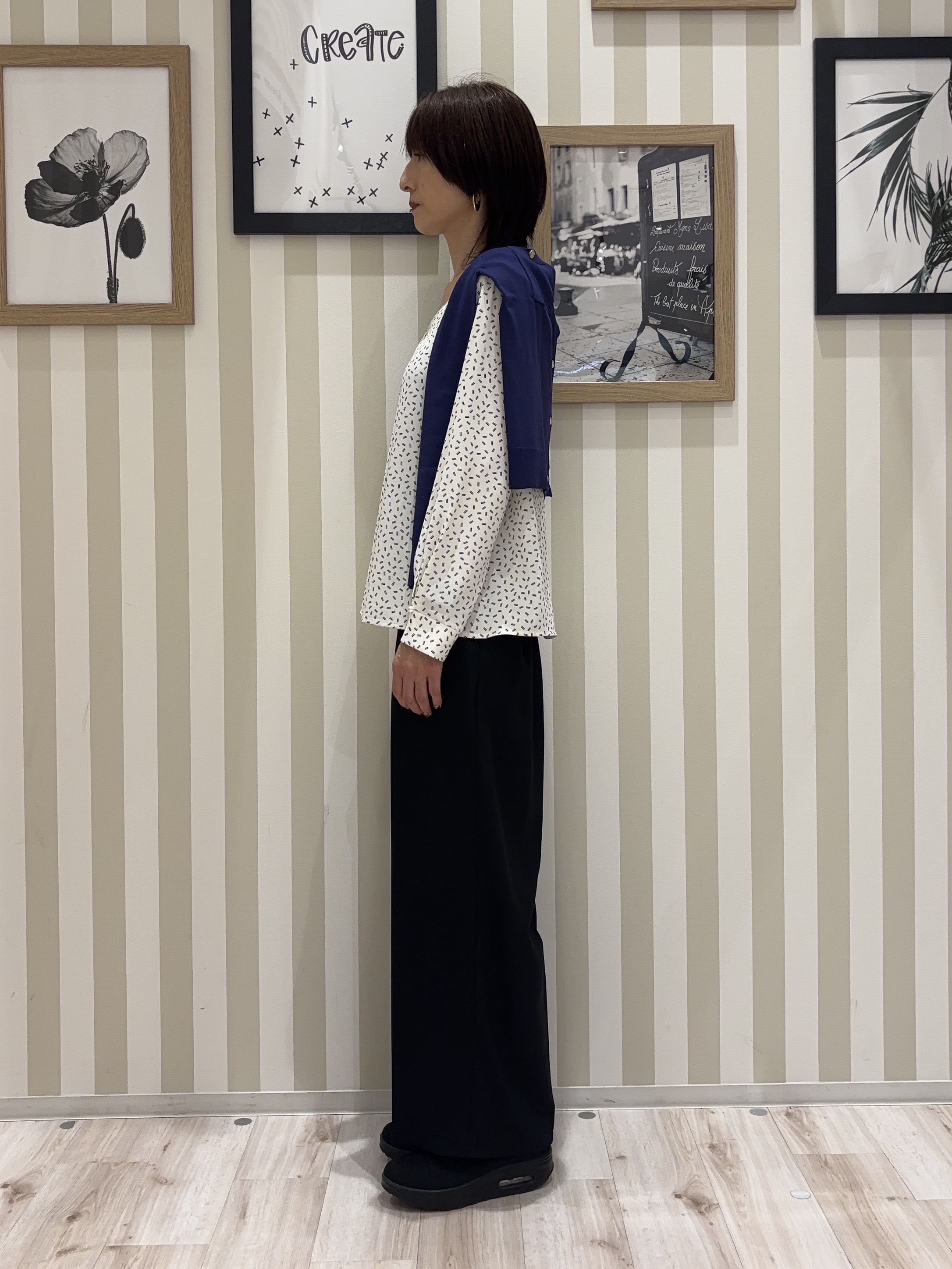 たまごがにさんの「SHOO･LA･RUE｜【洗濯機可/S-LL】金ボタンが上品に。さらさらタッチカーディガン」を使ったコーディネート