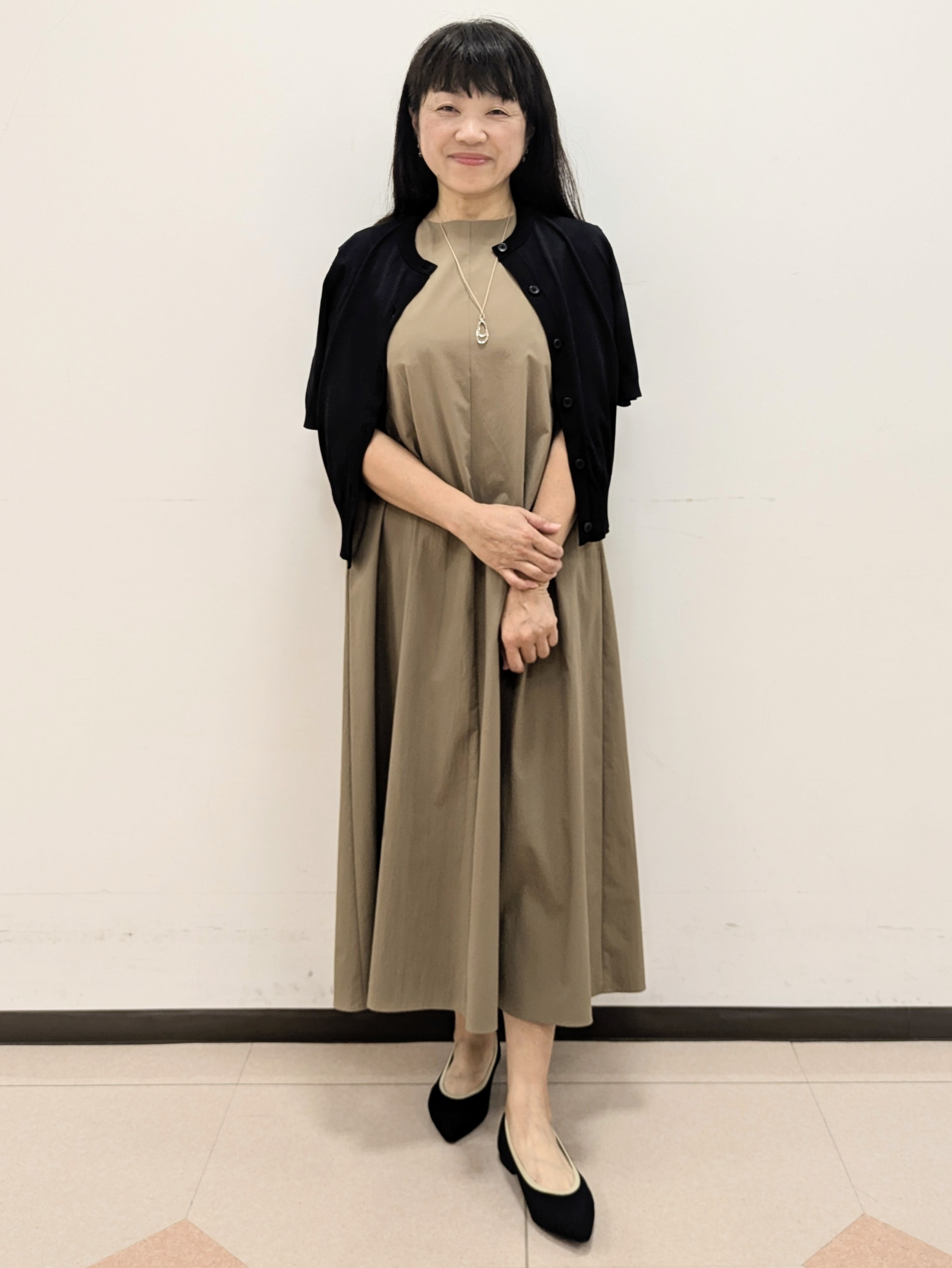 ともさんの「UNTITLED｜【すっきり秋羽織り/前開きボタン】ドライタッチ5分袖カーディガン」を使ったコーディネート