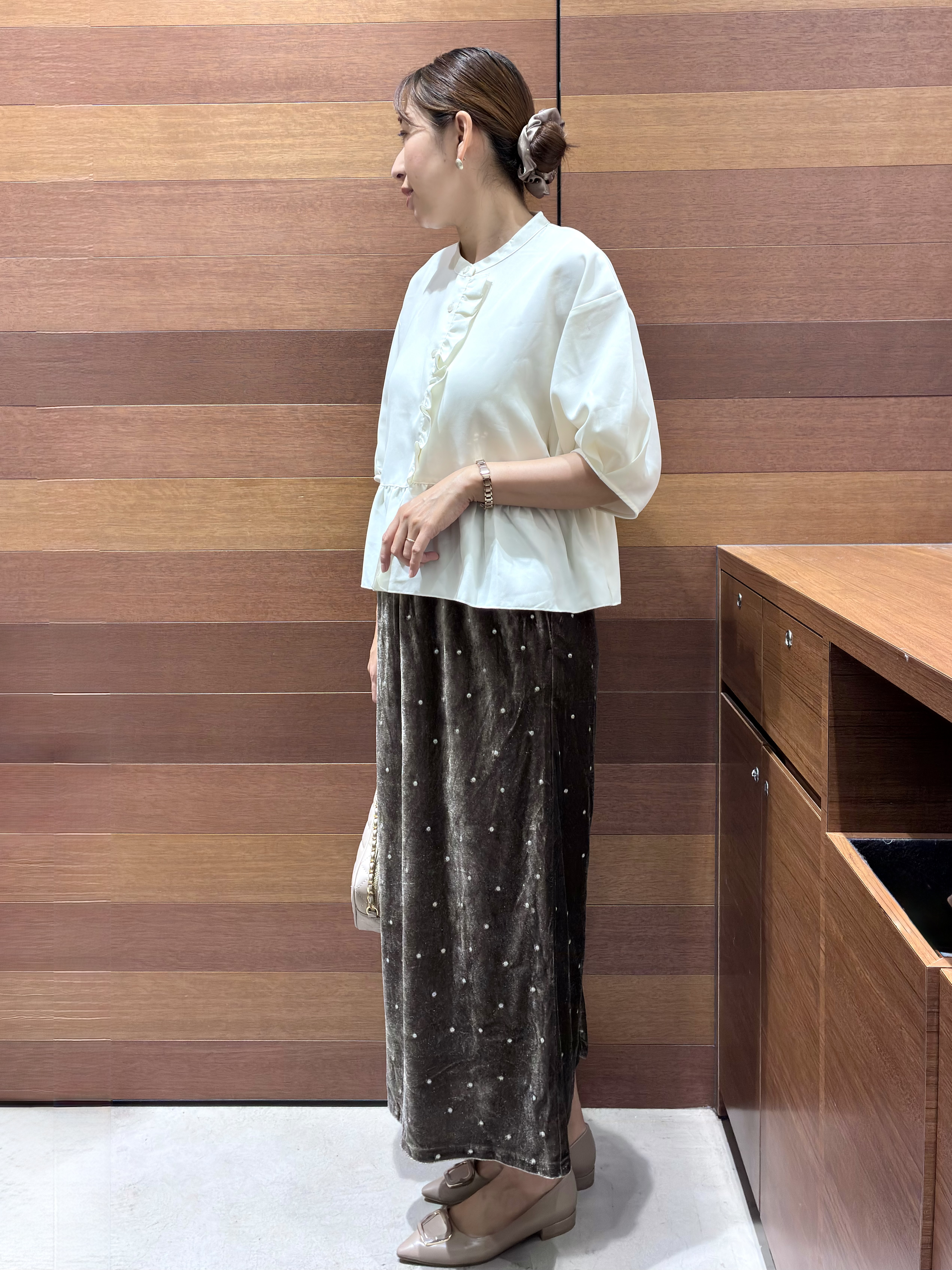 みりんさんの「OPAQUE.CLIP｜【UV／接触冷感／吸水速乾】フリルペプラムブラウス《防シワ／洗濯機OK》」を使ったコーディネート