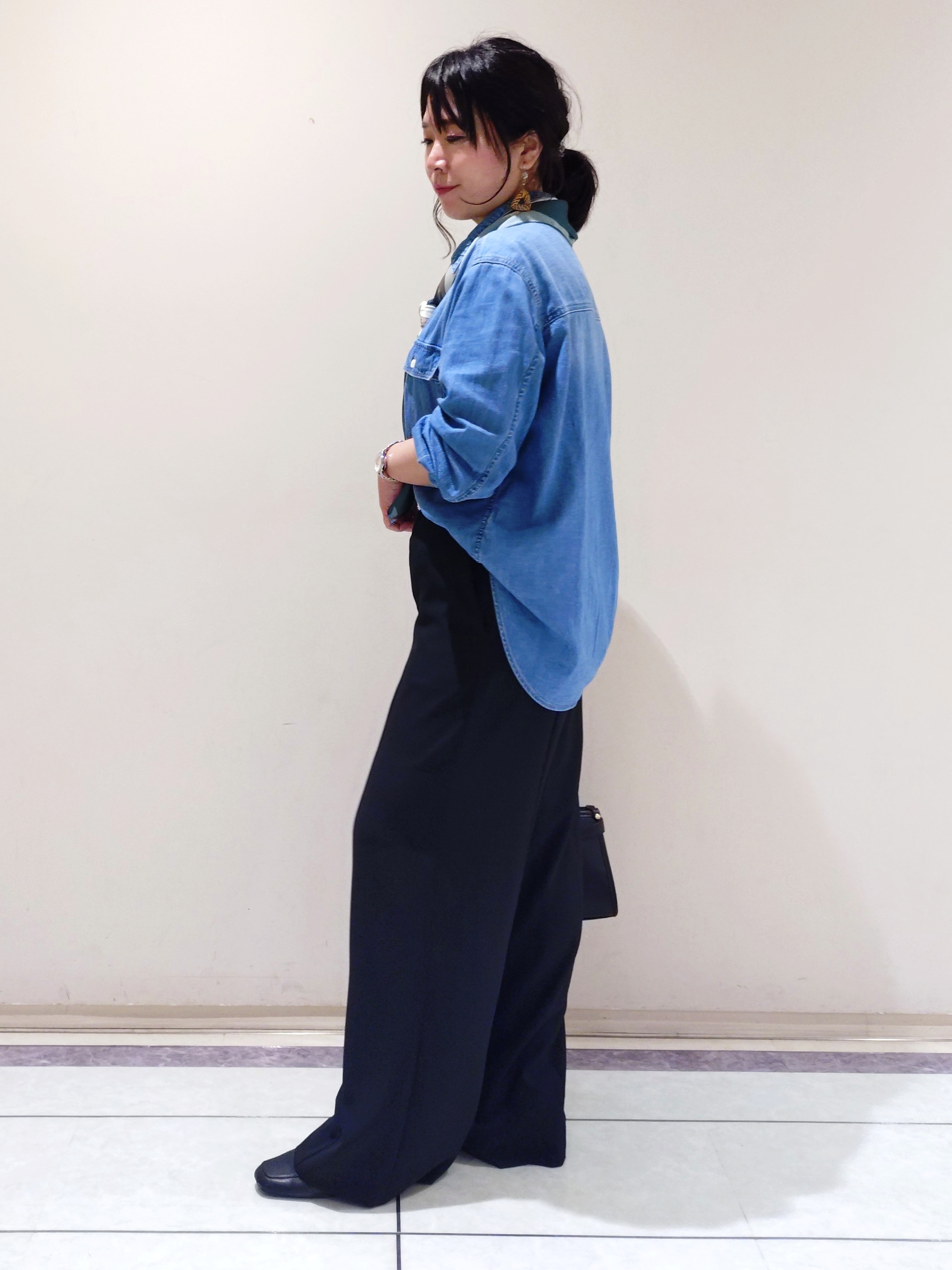 TOMOMIさんの「INDIVI｜【接触冷感/防シワ/着る日傘】イージーワイドパンツ」を使ったコーディネート