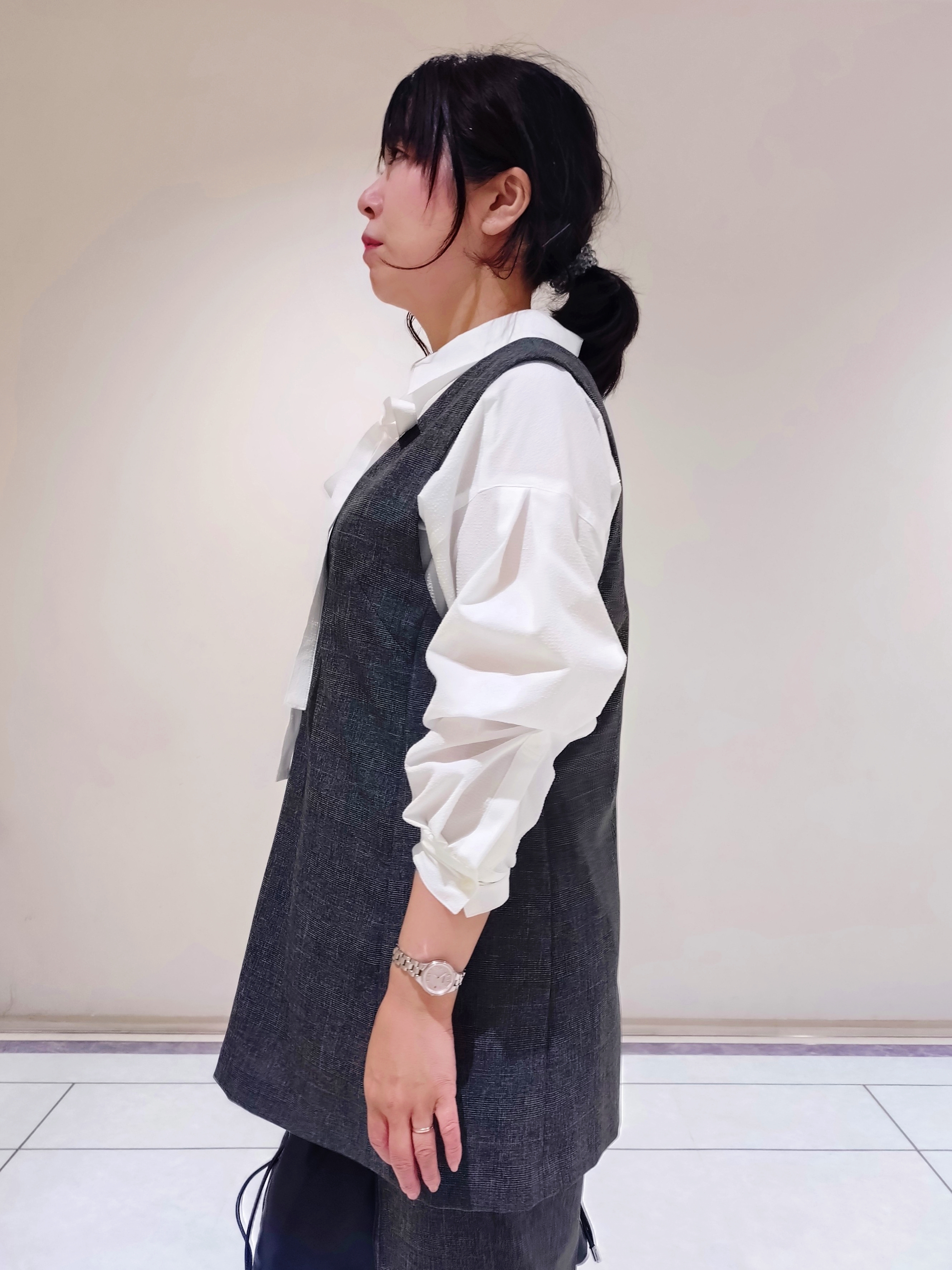 TOMOMIさんの「INDIVI｜【合皮／2WAY】チャーム付きドロストソフトレザーバッグ」を使ったコーディネート