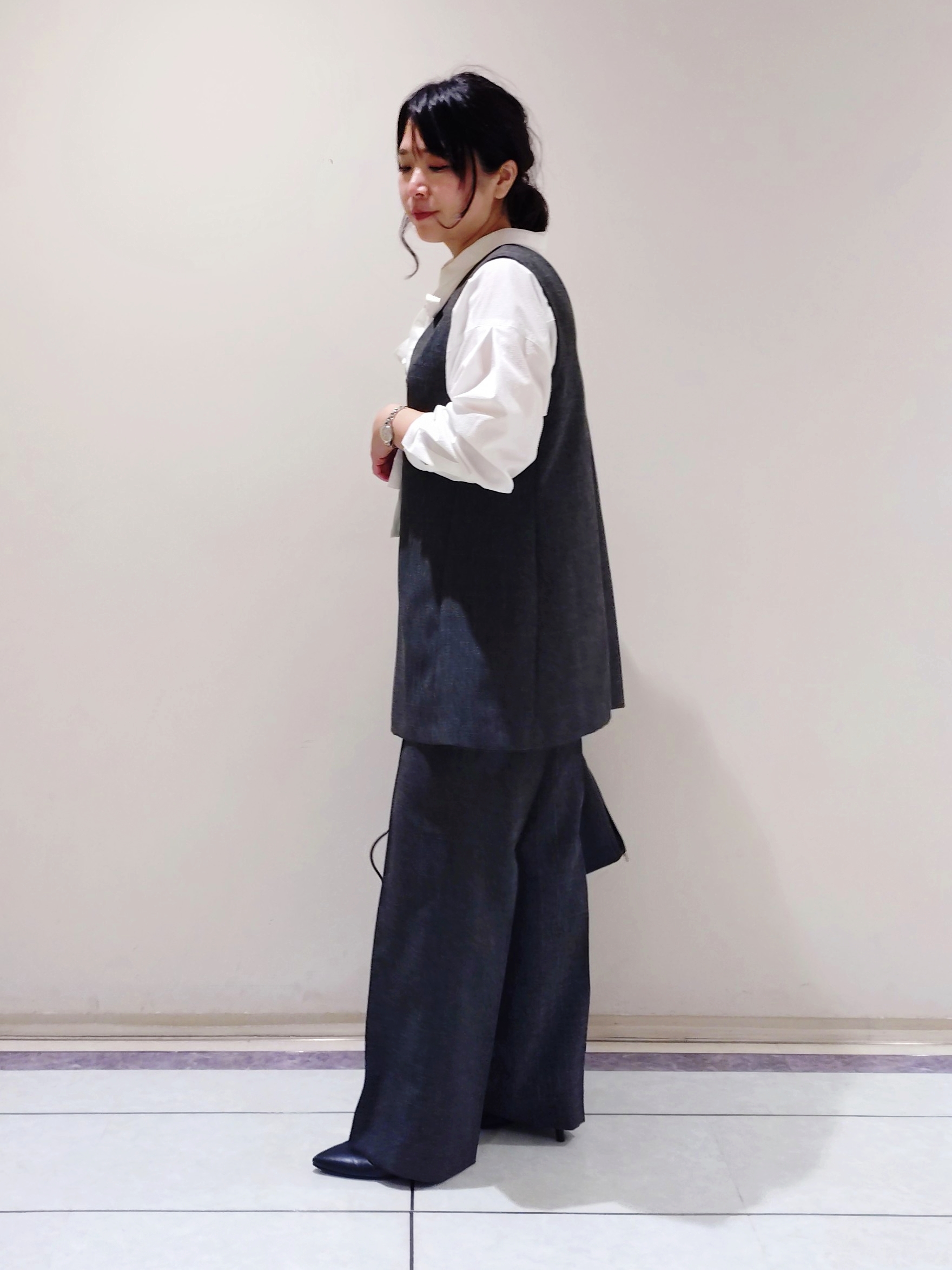TOMOMIさんの「INDIVI｜【合皮／2WAY】チャーム付きドロストソフトレザーバッグ」を使ったコーディネート