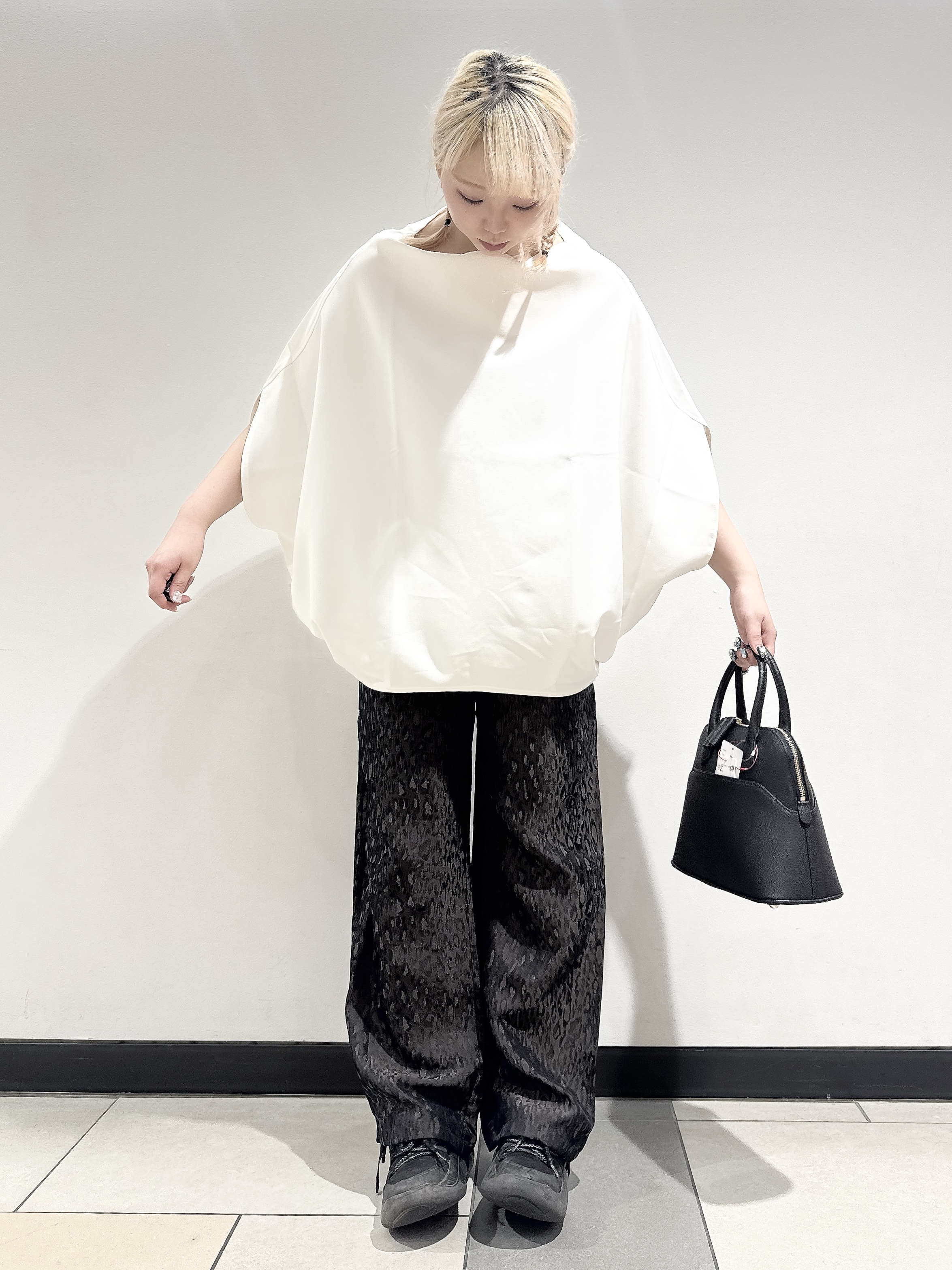 なかもとあきさんの「DRESSTERIOR｜◆mica della valle（ミカデラヴァッレ）Katia ハンドバッグ」を使ったコーディネート