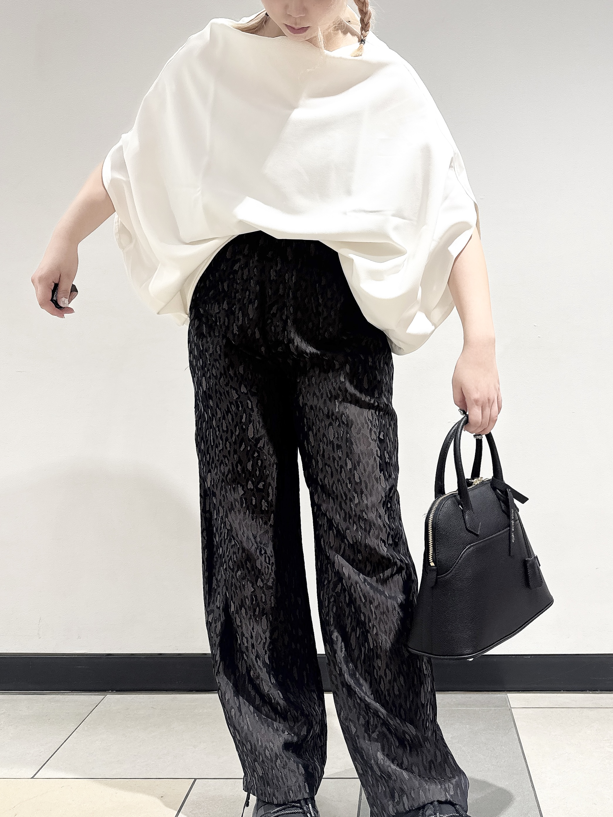 なかもとあきさんの「DRESSTERIOR｜◆mica della valle（ミカデラヴァッレ）Katia ハンドバッグ」を使ったコーディネート