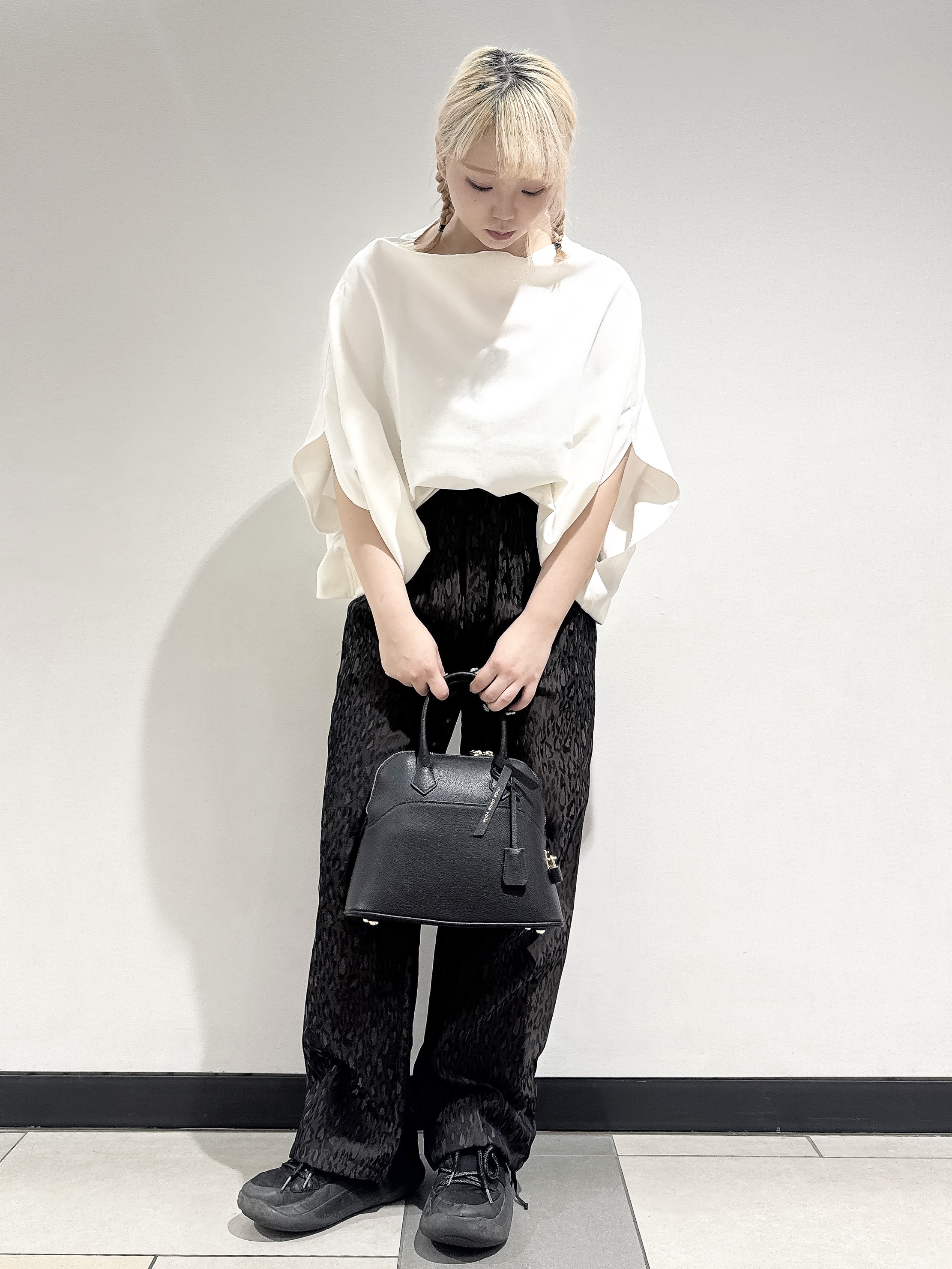 なかもとあきさんの「DRESSTERIOR｜◆mica della valle（ミカデラヴァッレ）Katia ハンドバッグ」を使ったコーディネート