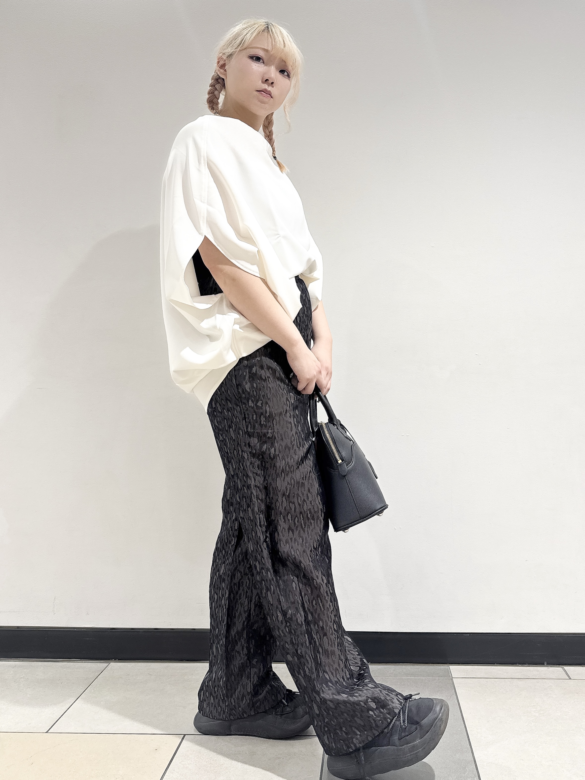 なかもとあきさんの「DRESSTERIOR｜◆mica della valle（ミカデラヴァッレ）Katia ハンドバッグ」を使ったコーディネート