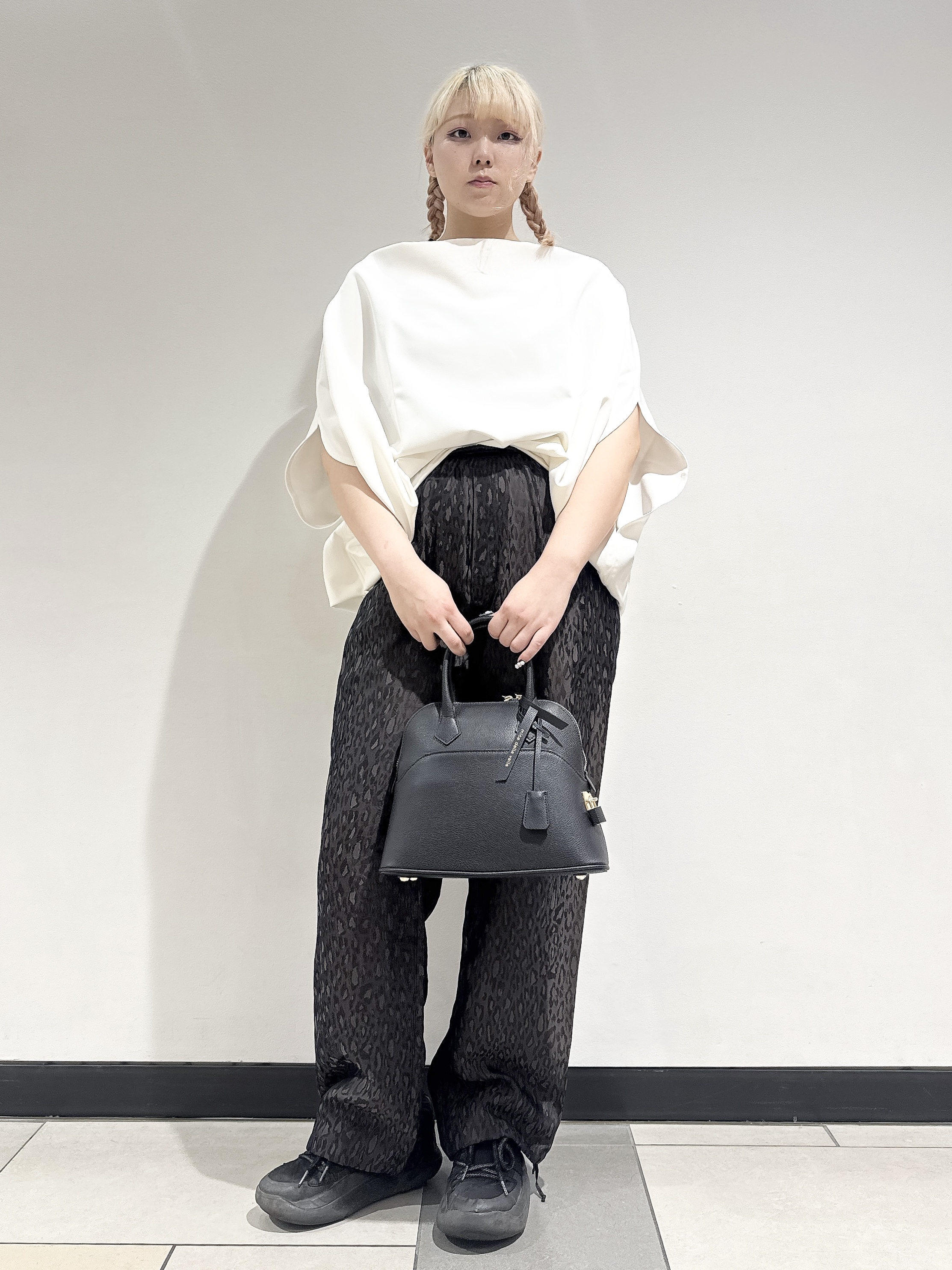 なかもとあきさんの「DRESSTERIOR｜◆mica della valle（ミカデラヴァッレ）Katia ハンドバッグ」を使ったコーディネート