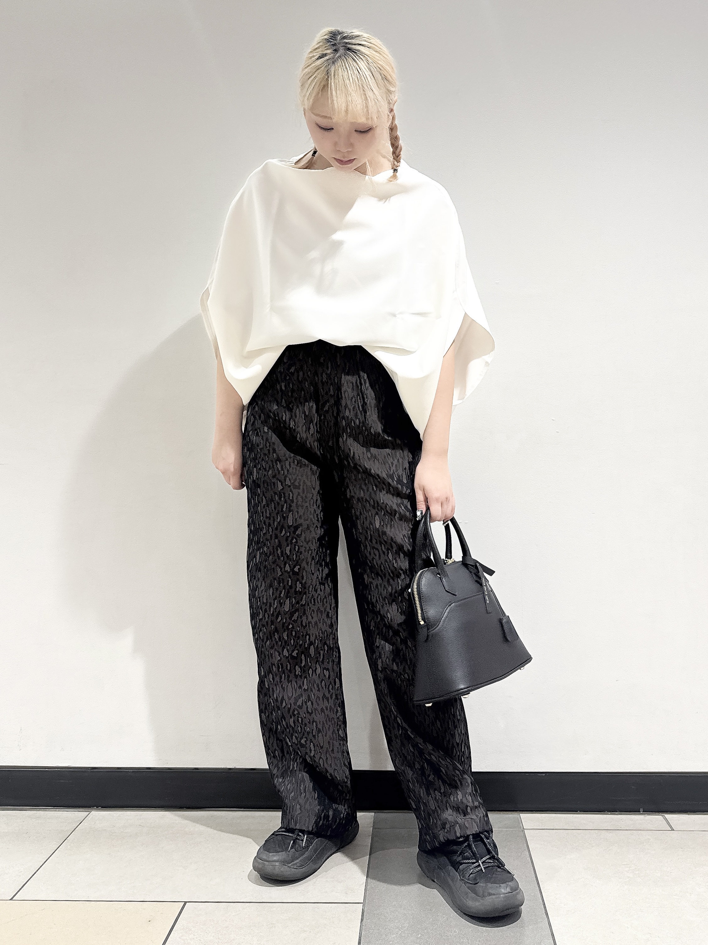 なかもとあきさんの「DRESSTERIOR｜◆mica della valle（ミカデラヴァッレ）Katia ハンドバッグ」を使ったコーディネート