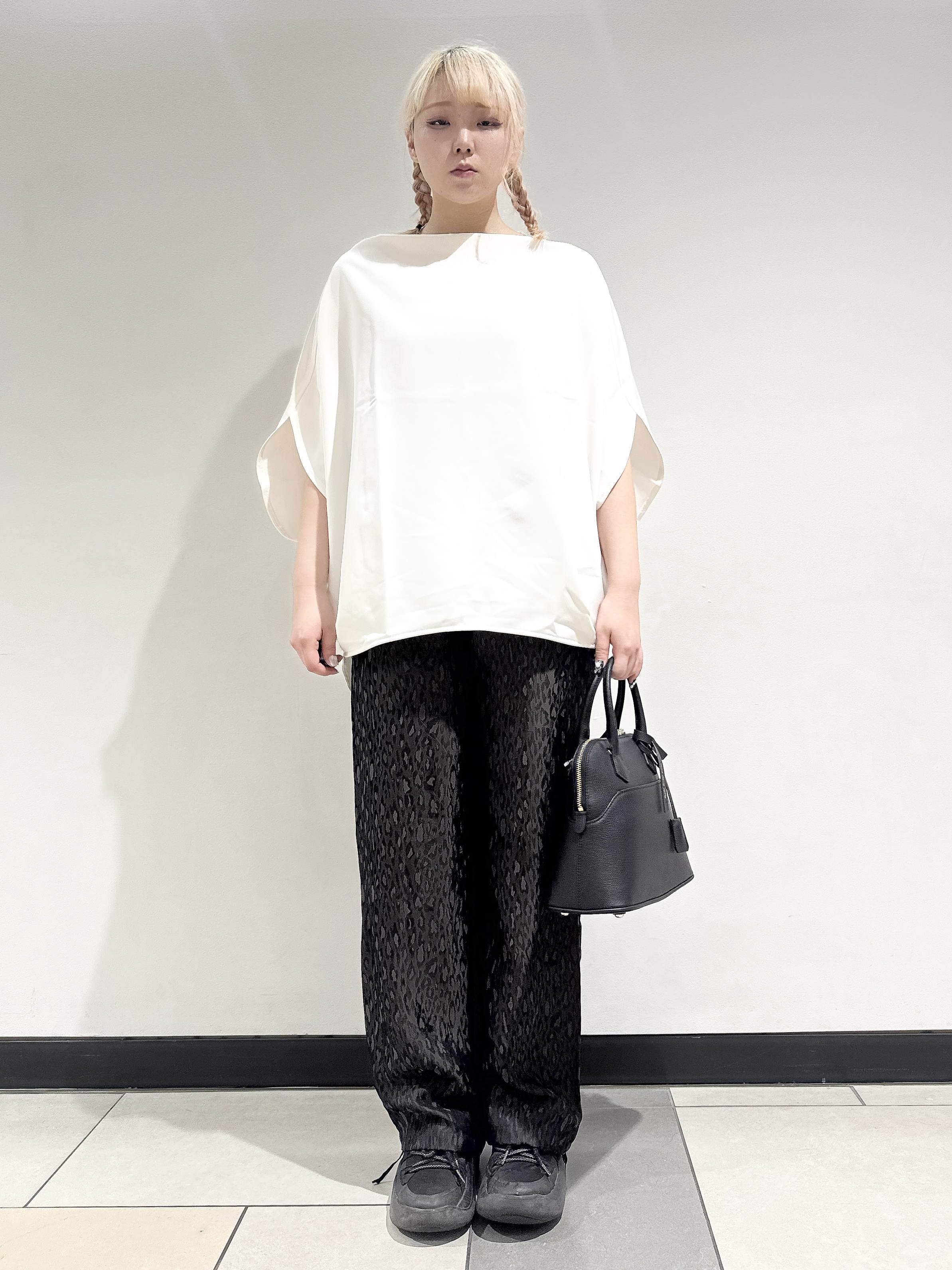なかもとあきさんの「DRESSTERIOR｜◆mica della valle（ミカデラヴァッレ）Katia ハンドバッグ」を使ったコーディネート