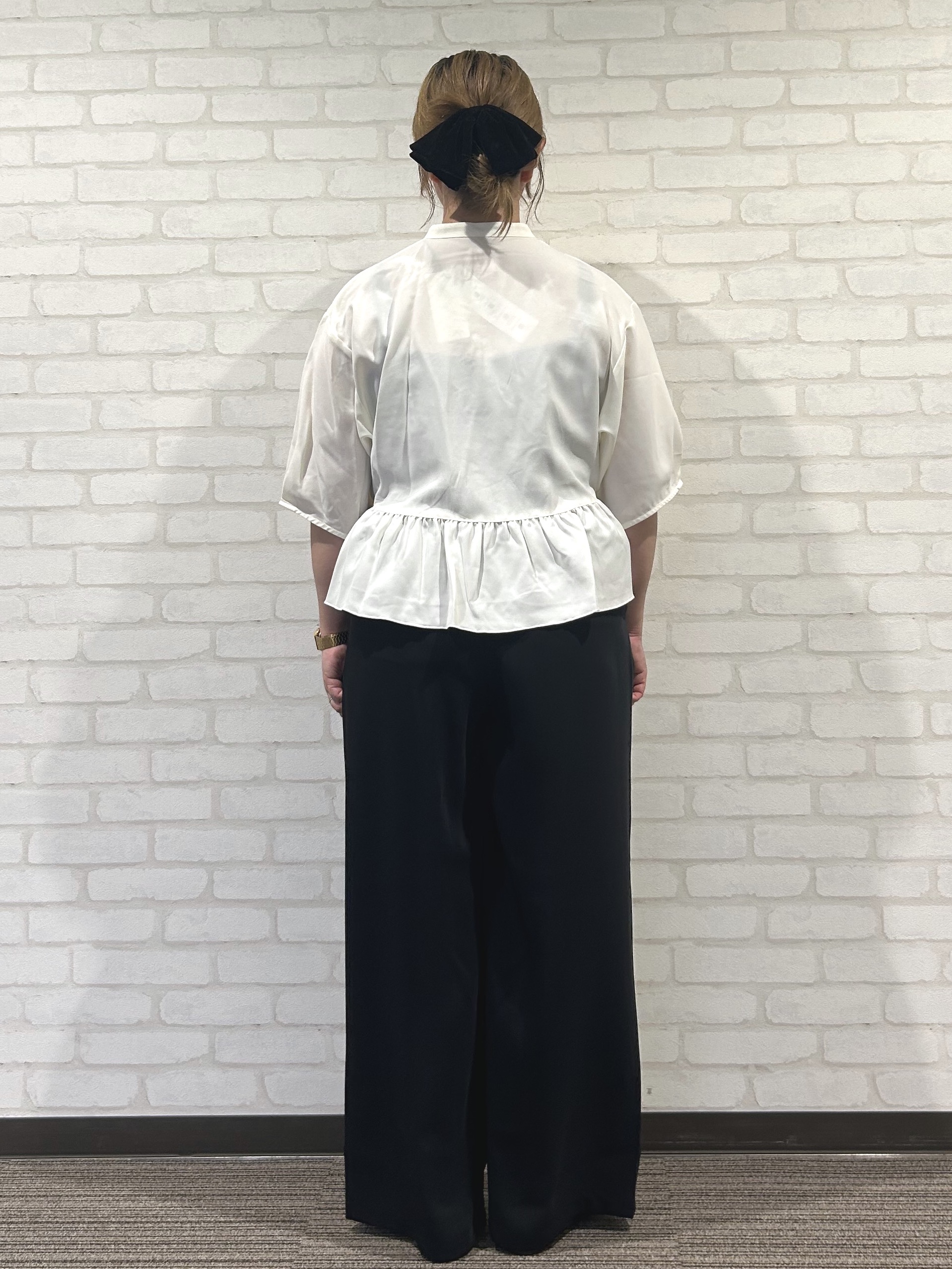 mochiさんの「OPAQUE.CLIP｜【UV／接触冷感／吸水速乾】フリルペプラムブラウス《防シワ／洗濯機OK》」を使ったコーディネート