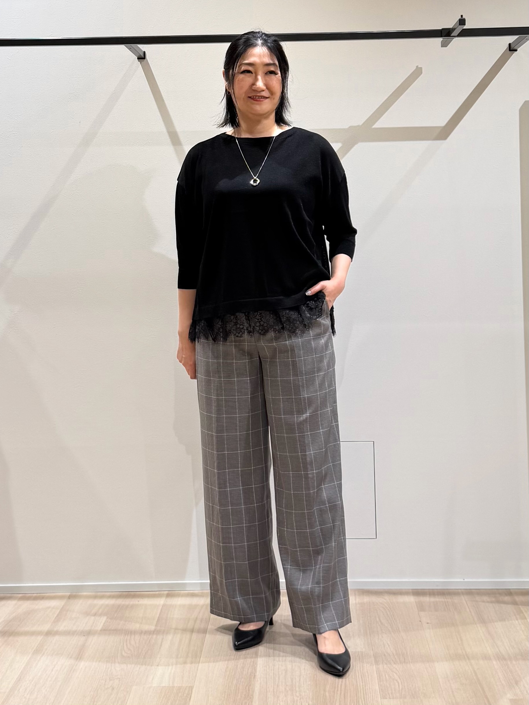TOMOMIさんの「UNTITLED｜ドライタッチVネックニットプルオーバー」を使ったコーディネート