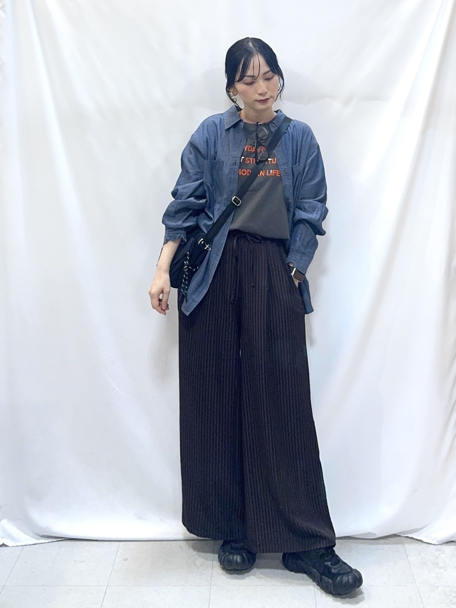 𝐇𝐢𝐫𝐨𝐦𝐢さんの「SHOO･LA･RUE｜【綿100%/UV/S-LL/体型カバー】ヒップが隠せる 柔らかシアーデニムシャツ」を使ったコーディネート