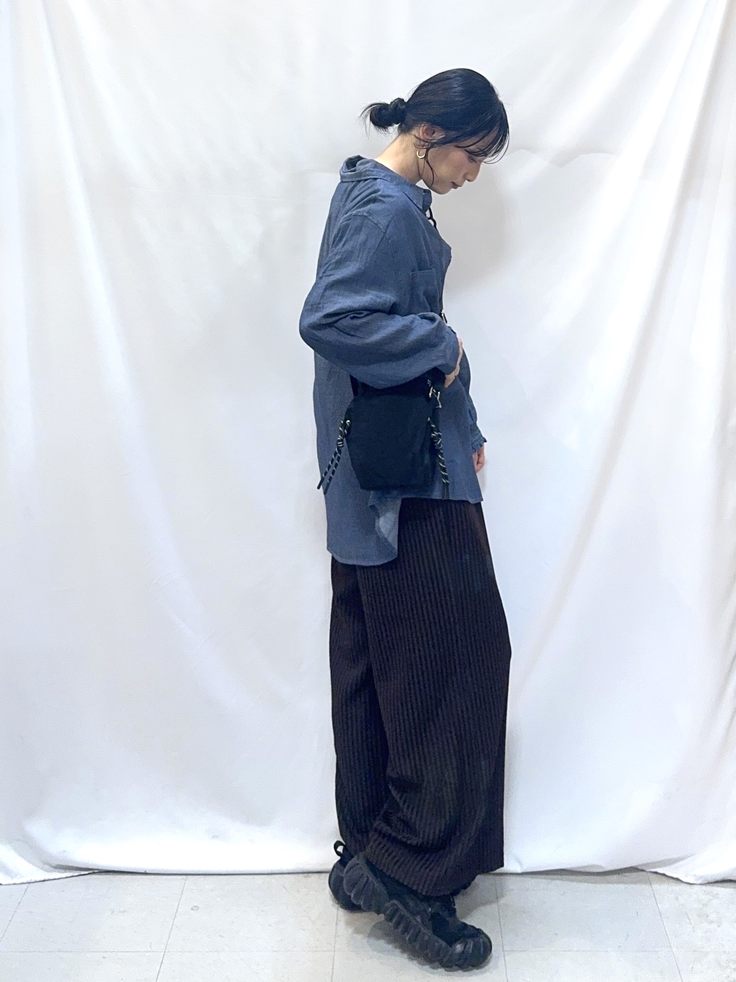 𝐇𝐢𝐫𝐨𝐦𝐢さんの「SHOO･LA･RUE｜【綿100%/UV/S-LL/体型カバー】ヒップが隠せる 柔らかシアーデニムシャツ」を使ったコーディネート