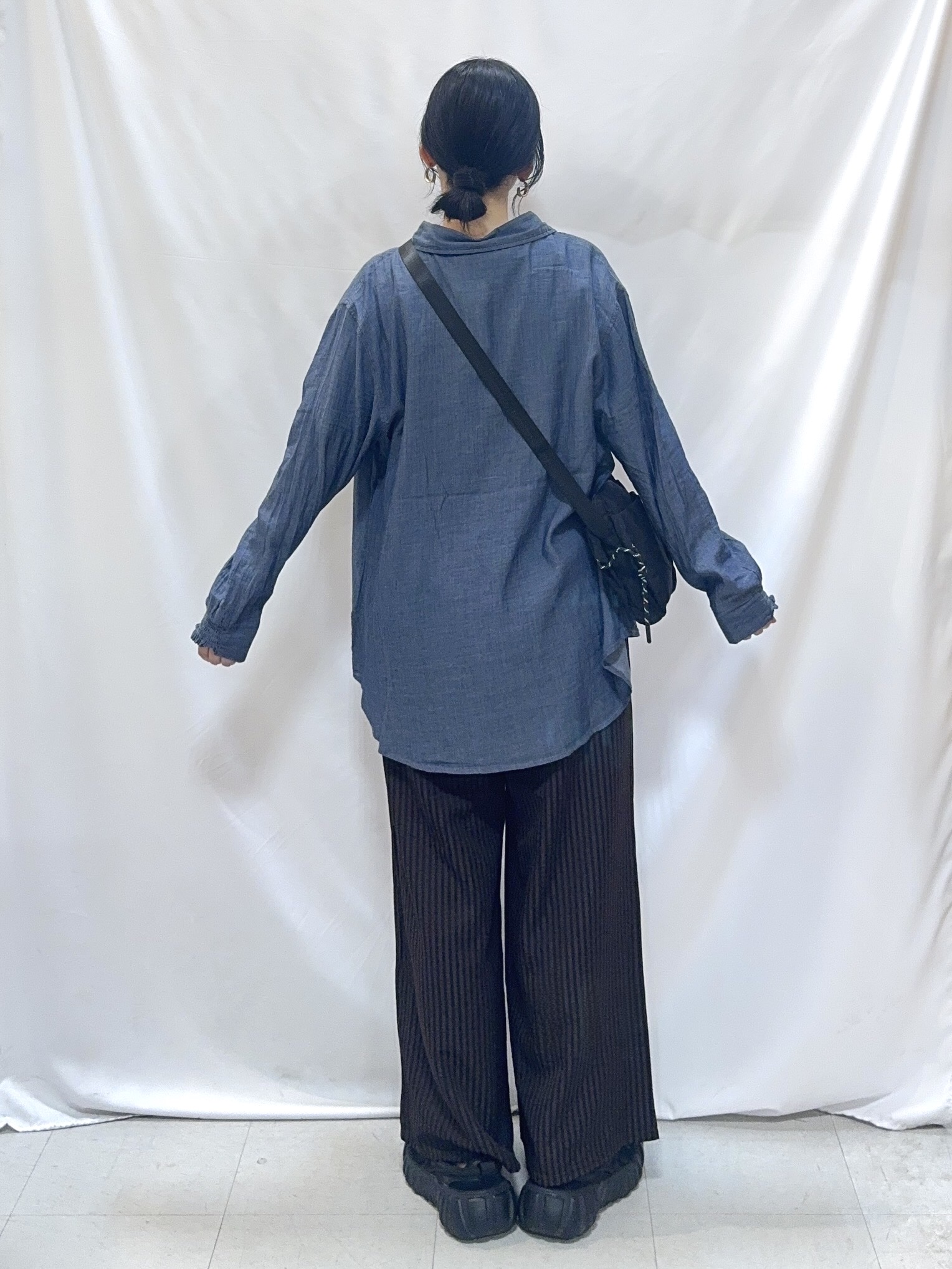𝐇𝐢𝐫𝐨𝐦𝐢さんの「SHOO･LA･RUE｜【綿100%/UV/S-LL/体型カバー】ヒップが隠せる 柔らかシアーデニムシャツ」を使ったコーディネート