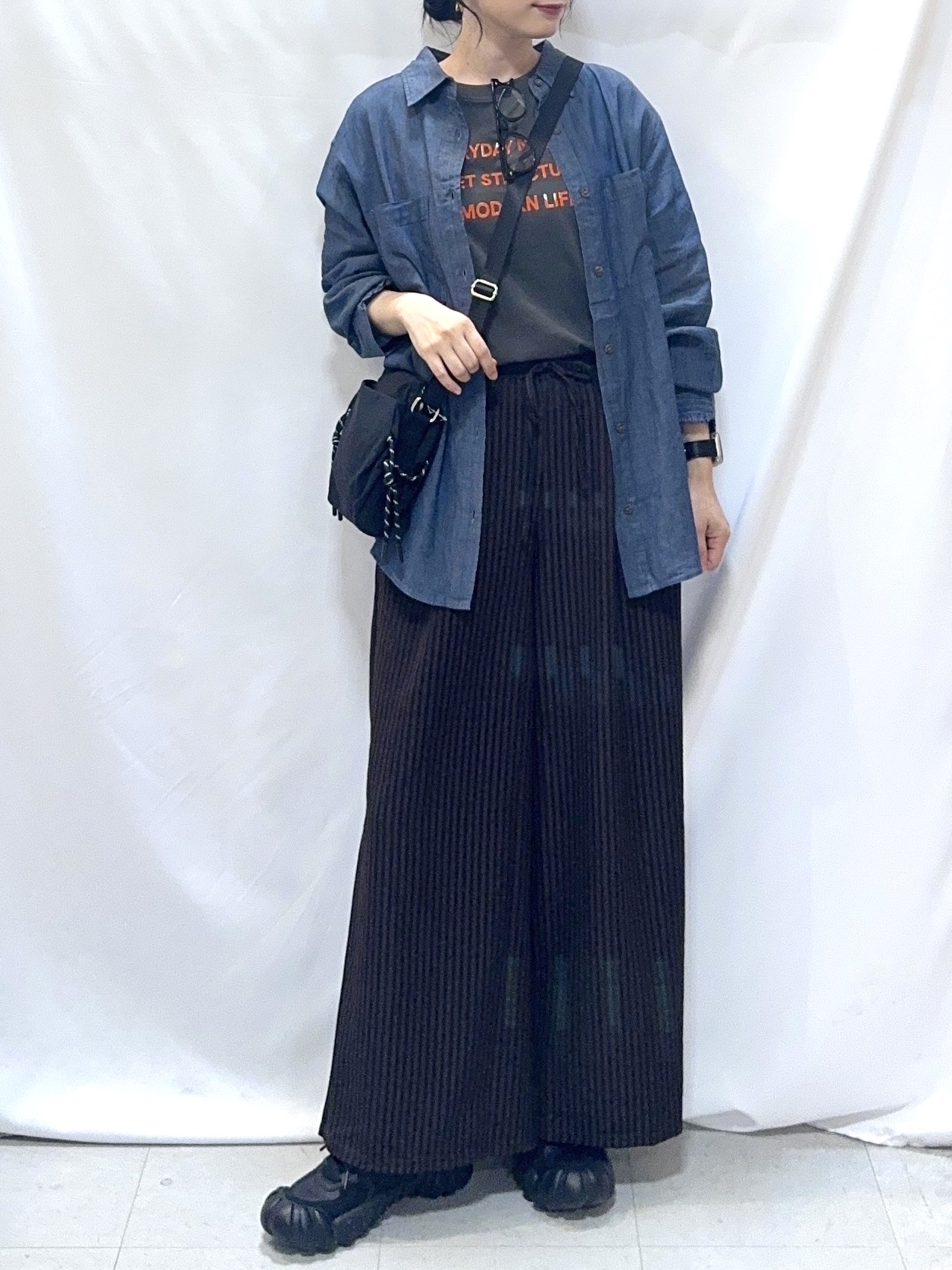 𝐇𝐢𝐫𝐨𝐦𝐢さんの「SHOO･LA･RUE｜【綿100%/UV/S-LL/体型カバー】ヒップが隠せる 柔らかシアーデニムシャツ」を使ったコーディネート