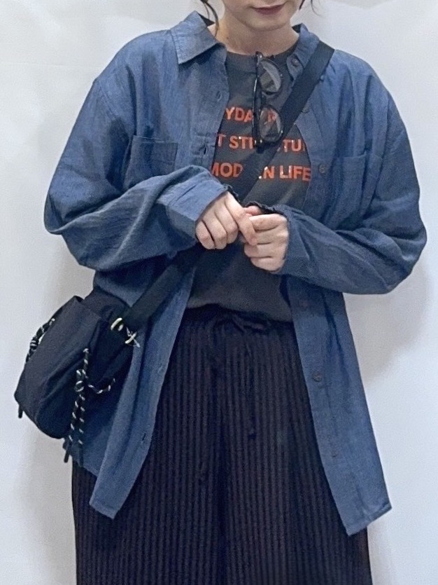 𝐇𝐢𝐫𝐨𝐦𝐢さんの「SHOO･LA･RUE｜【綿100%/UV/S-LL/体型カバー】ヒップが隠せる 柔らかシアーデニムシャツ」を使ったコーディネート