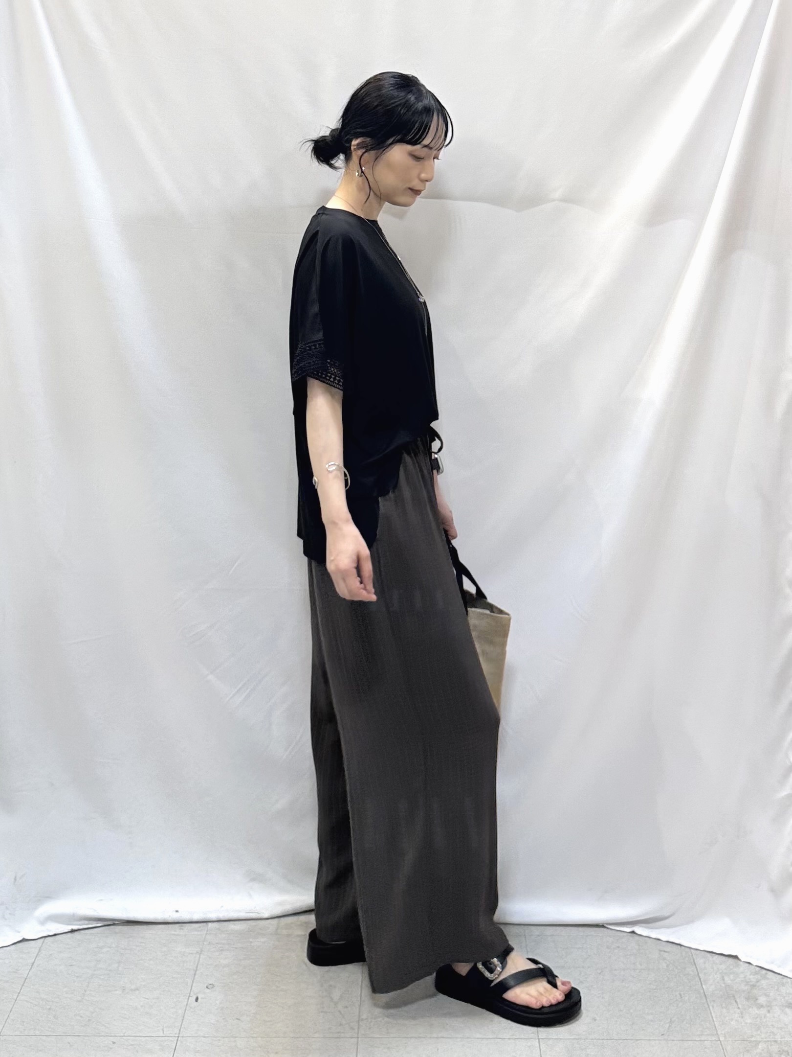 𝐇𝐢𝐫𝐨𝐦𝐢さんの「SHOO･LA･RUE｜【ひんやり/UV/体型カバー】ヒップ周りが隠せる お袖レースTシャツ」を使ったコーディネート