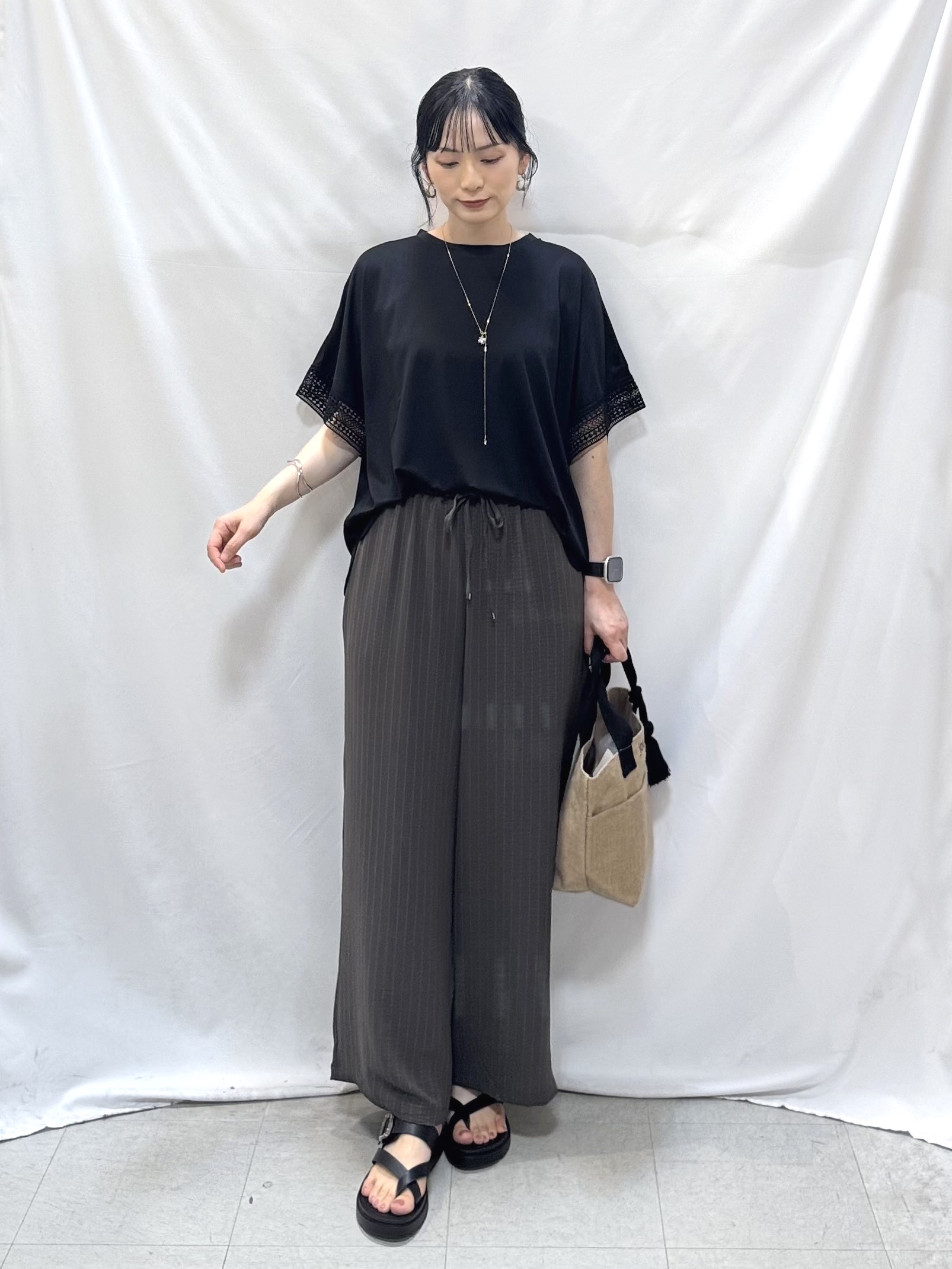 𝐇𝐢𝐫𝐨𝐦𝐢さんの「SHOO･LA･RUE｜【ひんやり/UV/体型カバー】ヒップ周りが隠せる お袖レースTシャツ」を使ったコーディネート