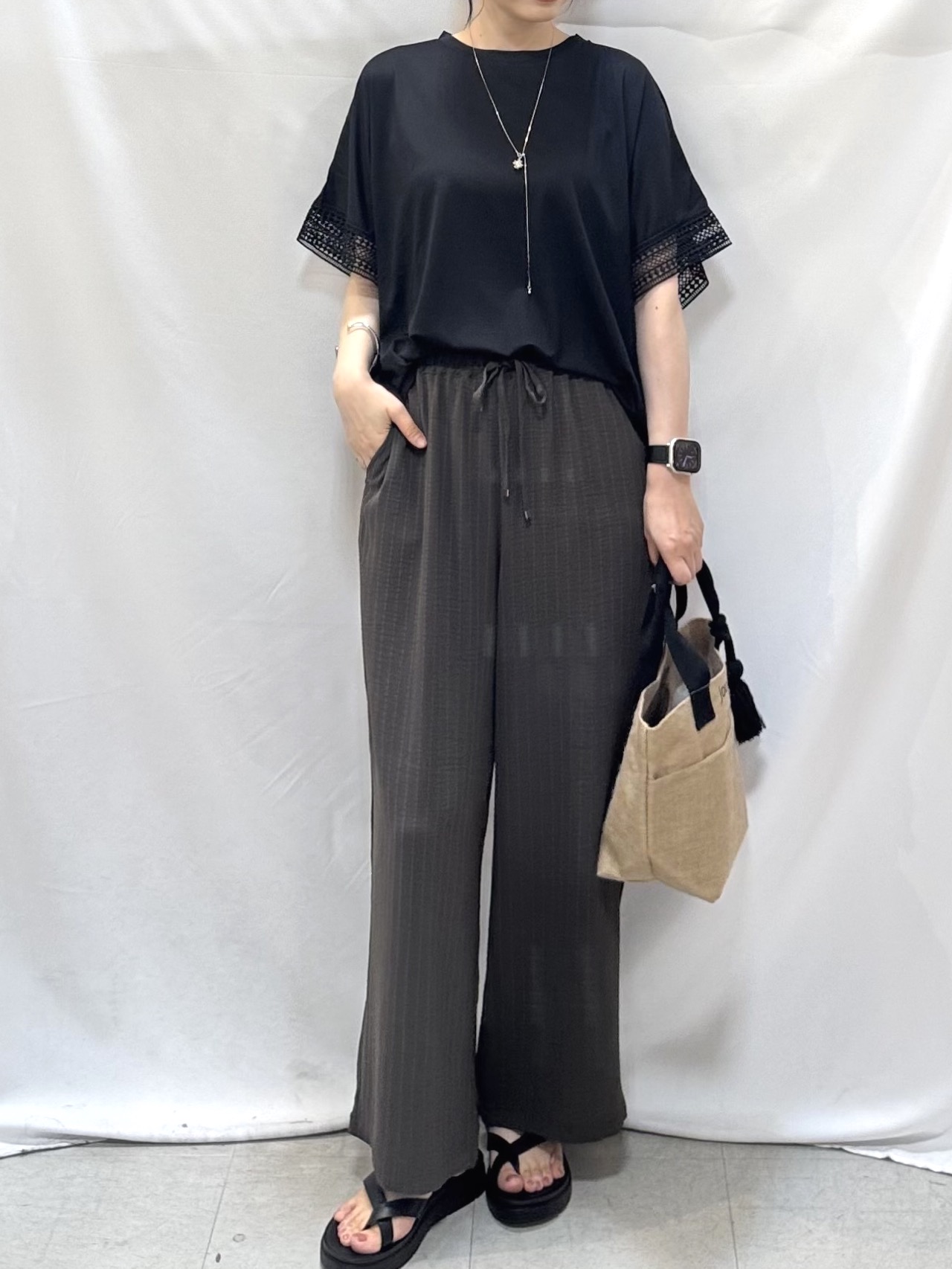 𝐇𝐢𝐫𝐨𝐦𝐢さんの「SHOO･LA･RUE｜【ひんやり/UV/体型カバー】ヒップ周りが隠せる お袖レースTシャツ」を使ったコーディネート