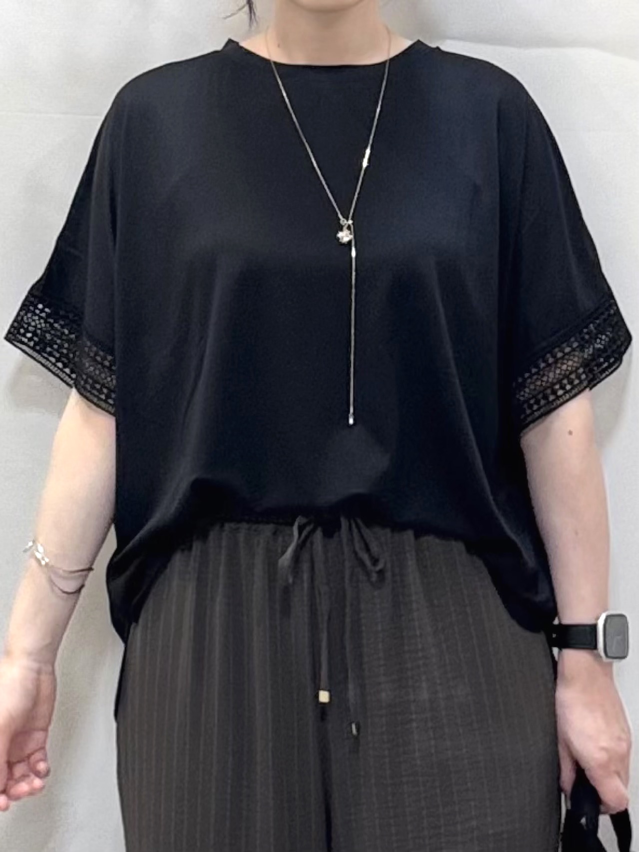 𝐇𝐢𝐫𝐨𝐦𝐢さんの「SHOO･LA･RUE｜【ひんやり/UV/体型カバー】ヒップ周りが隠せる お袖レースTシャツ」を使ったコーディネート