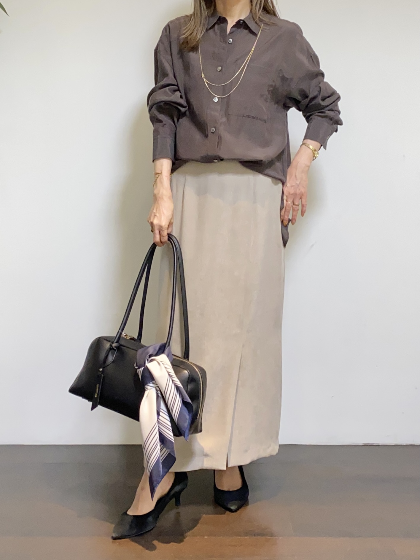 tomoさんの「UNTITLED｜【秋羽織り/肌に張り付きにくい】シルキータッチシアーシャツ」を使ったコーディネート