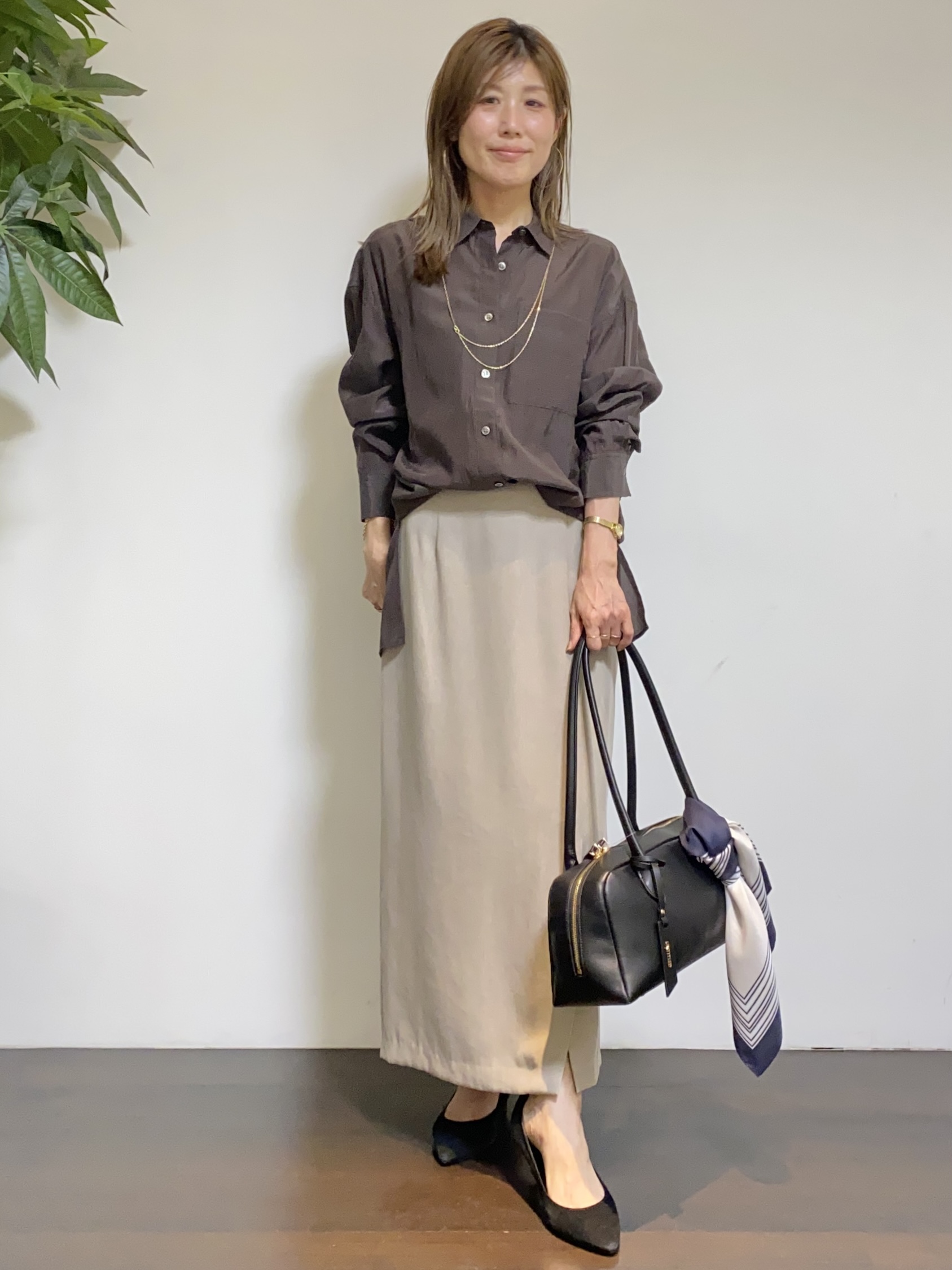 tomoさんの「UNTITLED｜【秋羽織り/肌に張り付きにくい】シルキータッチシアーシャツ」を使ったコーディネート