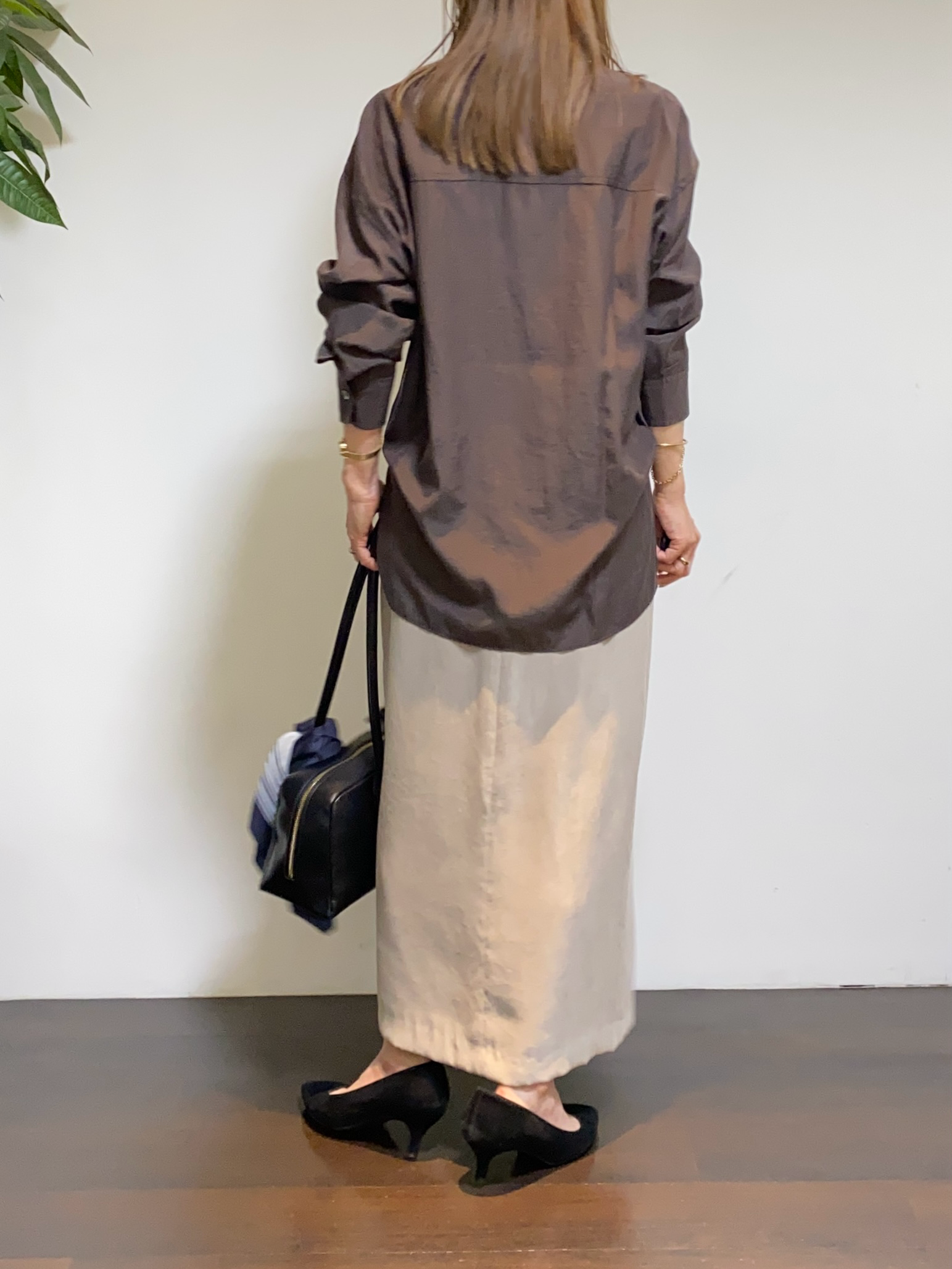 tomoさんの「UNTITLED｜【秋羽織り/肌に張り付きにくい】シルキータッチシアーシャツ」を使ったコーディネート