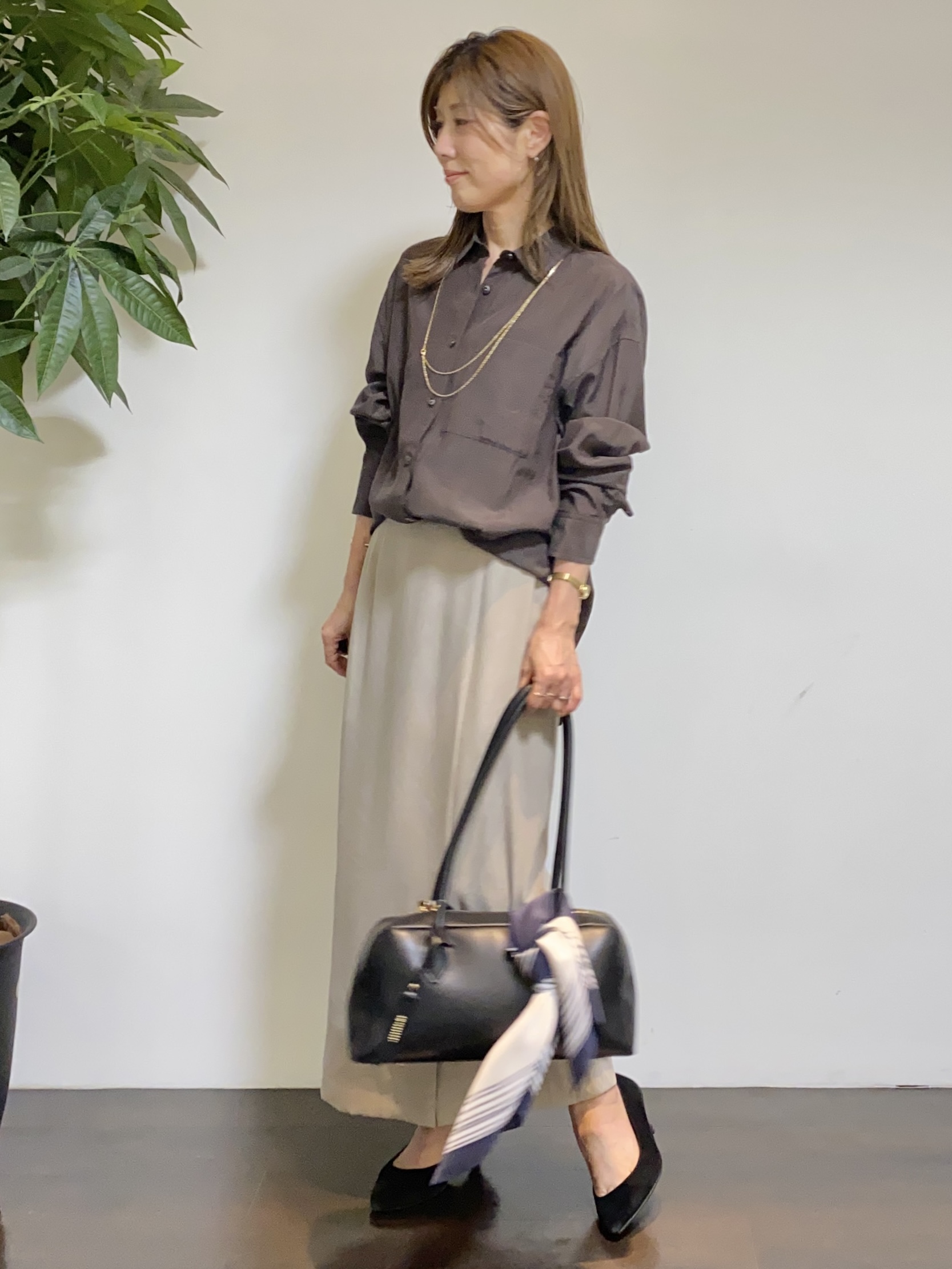 tomoさんの「UNTITLED｜【秋羽織り/肌に張り付きにくい】シルキータッチシアーシャツ」を使ったコーディネート