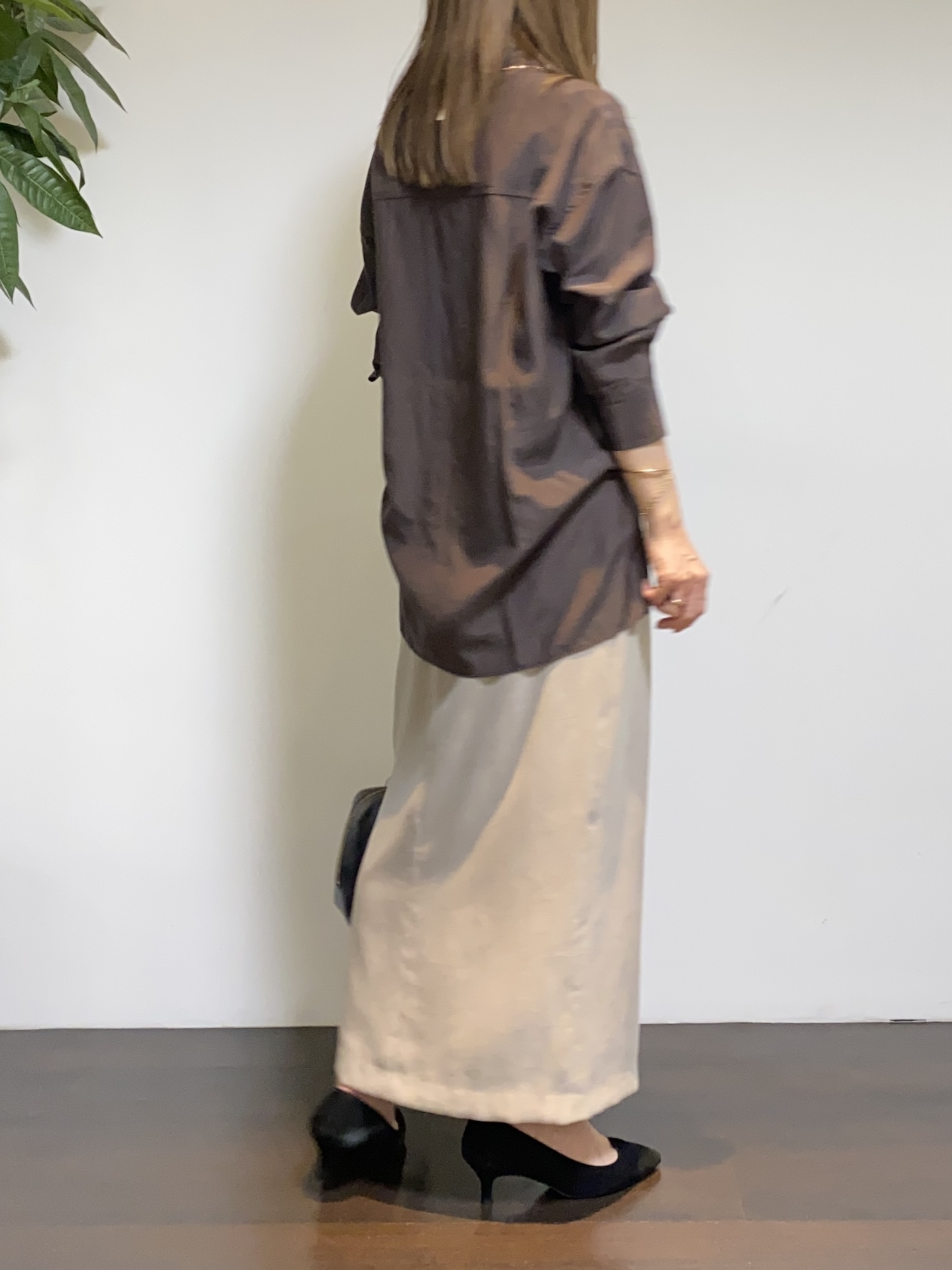 tomoさんの「UNTITLED｜【秋羽織り/肌に張り付きにくい】シルキータッチシアーシャツ」を使ったコーディネート