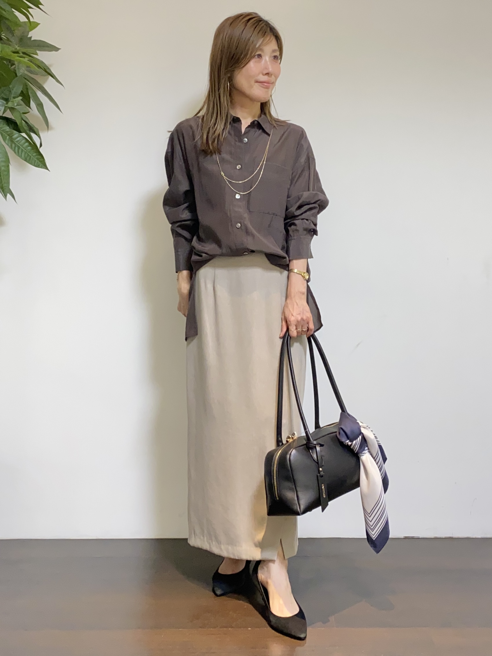 tomoさんの「UNTITLED｜【秋羽織り/肌に張り付きにくい】シルキータッチシアーシャツ」を使ったコーディネート