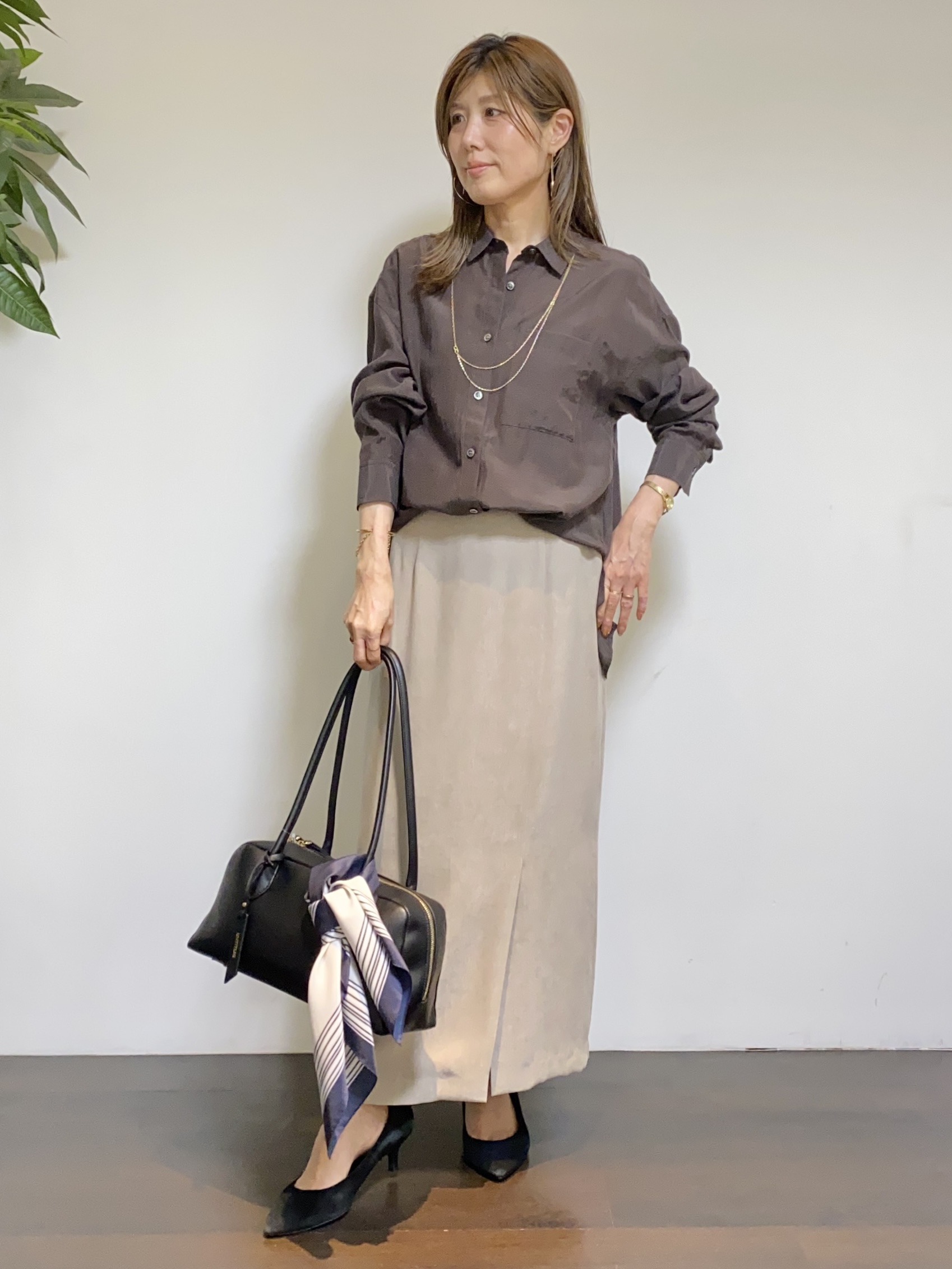 tomoさんの「UNTITLED｜【秋羽織り/肌に張り付きにくい】シルキータッチシアーシャツ」を使ったコーディネート