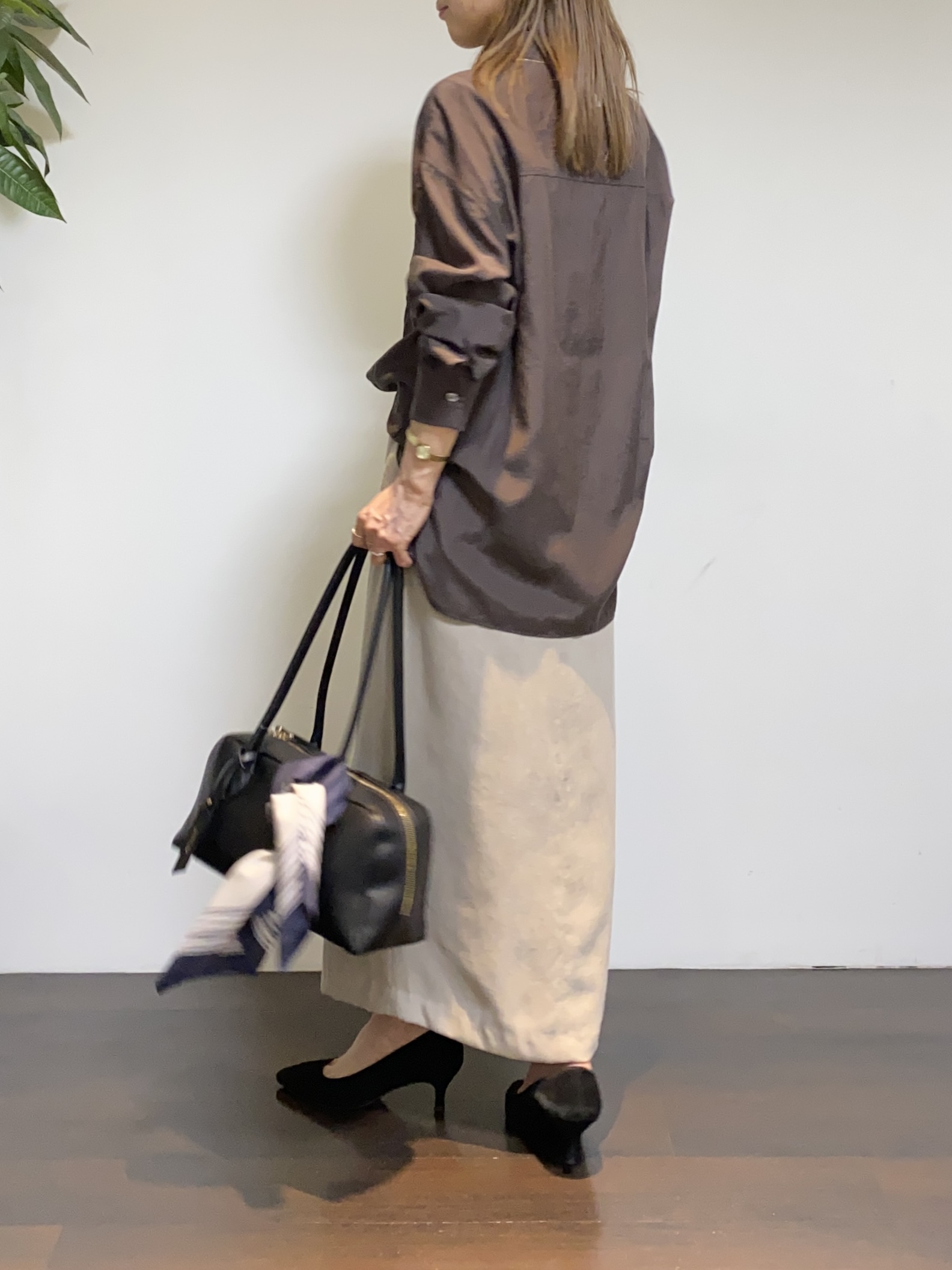 tomoさんの「UNTITLED｜【秋羽織り/肌に張り付きにくい】シルキータッチシアーシャツ」を使ったコーディネート