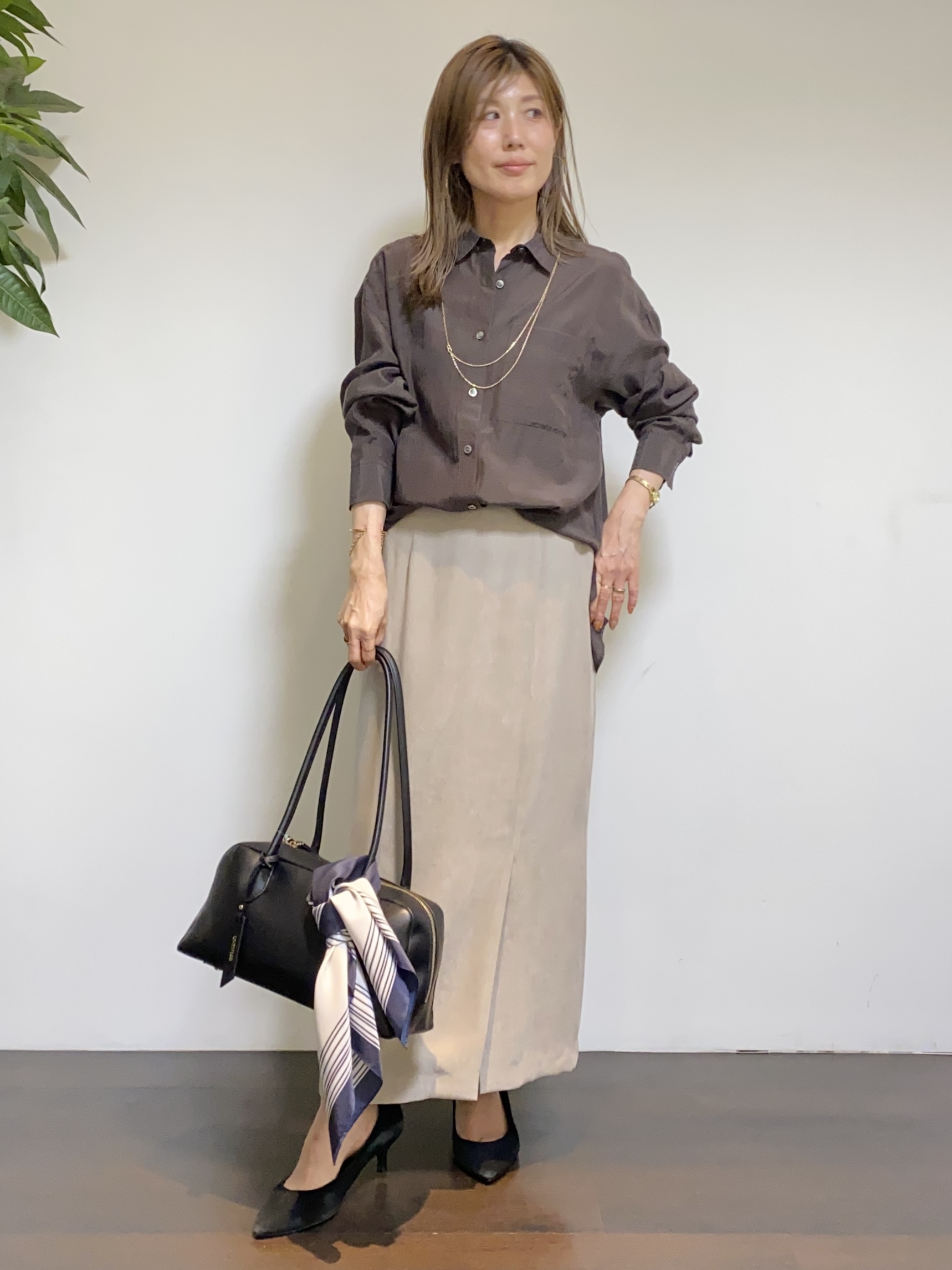 tomoさんの「UNTITLED｜【秋羽織り/肌に張り付きにくい】シルキータッチシアーシャツ」を使ったコーディネート