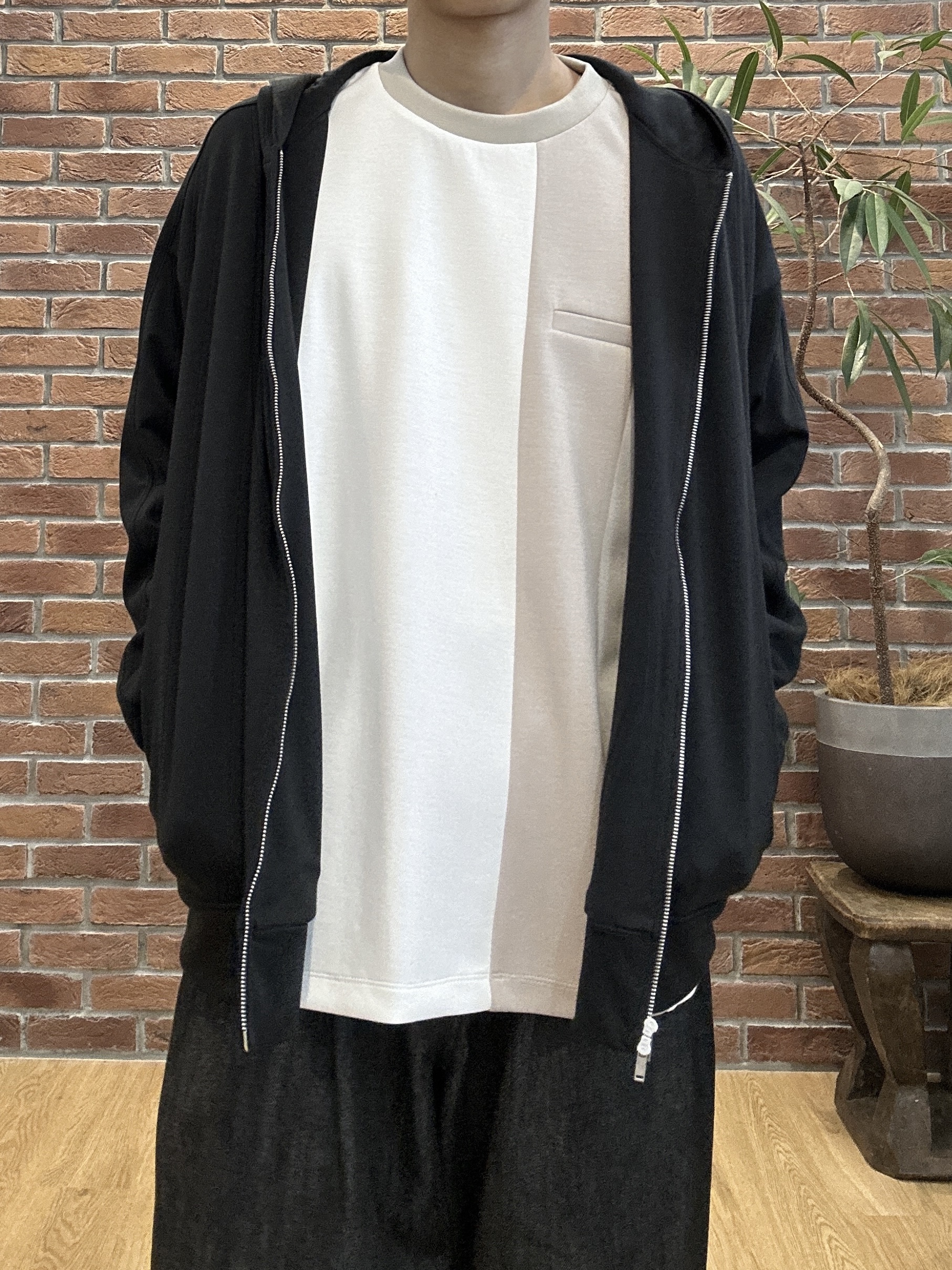 ドイさんの「tk.TAKEO KIKUCHI｜【色褪せしにくいデニム】Comfy Fadeless Denim Seriesワイドストレートデニム」を使ったコーディネート