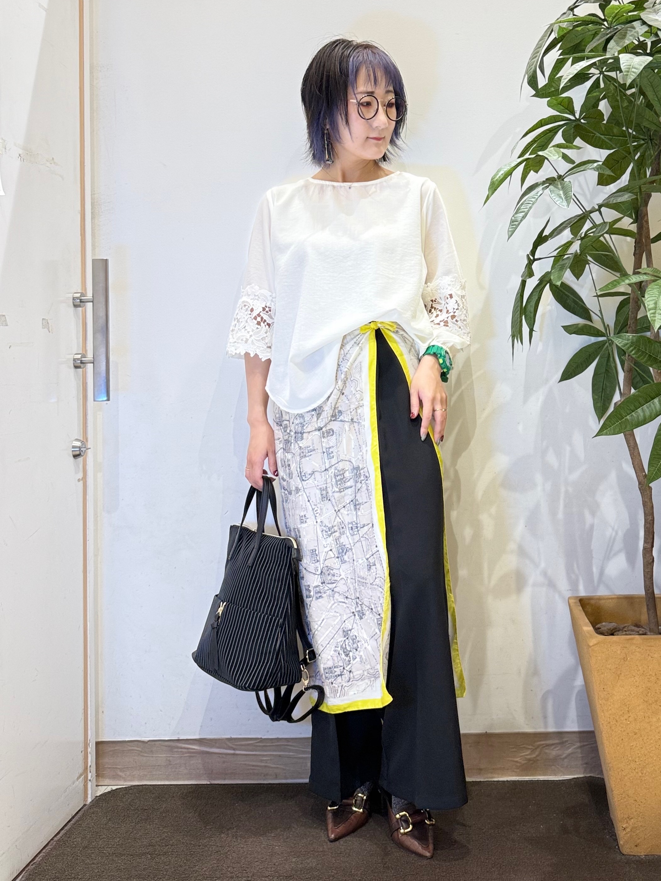misakiさんの「SHOO･LA･RUE｜【洗濯機可/S-LL/洗濯後しわになりにくい】インせず決まる お袖レースデザインブラウス」を使ったコーディネート