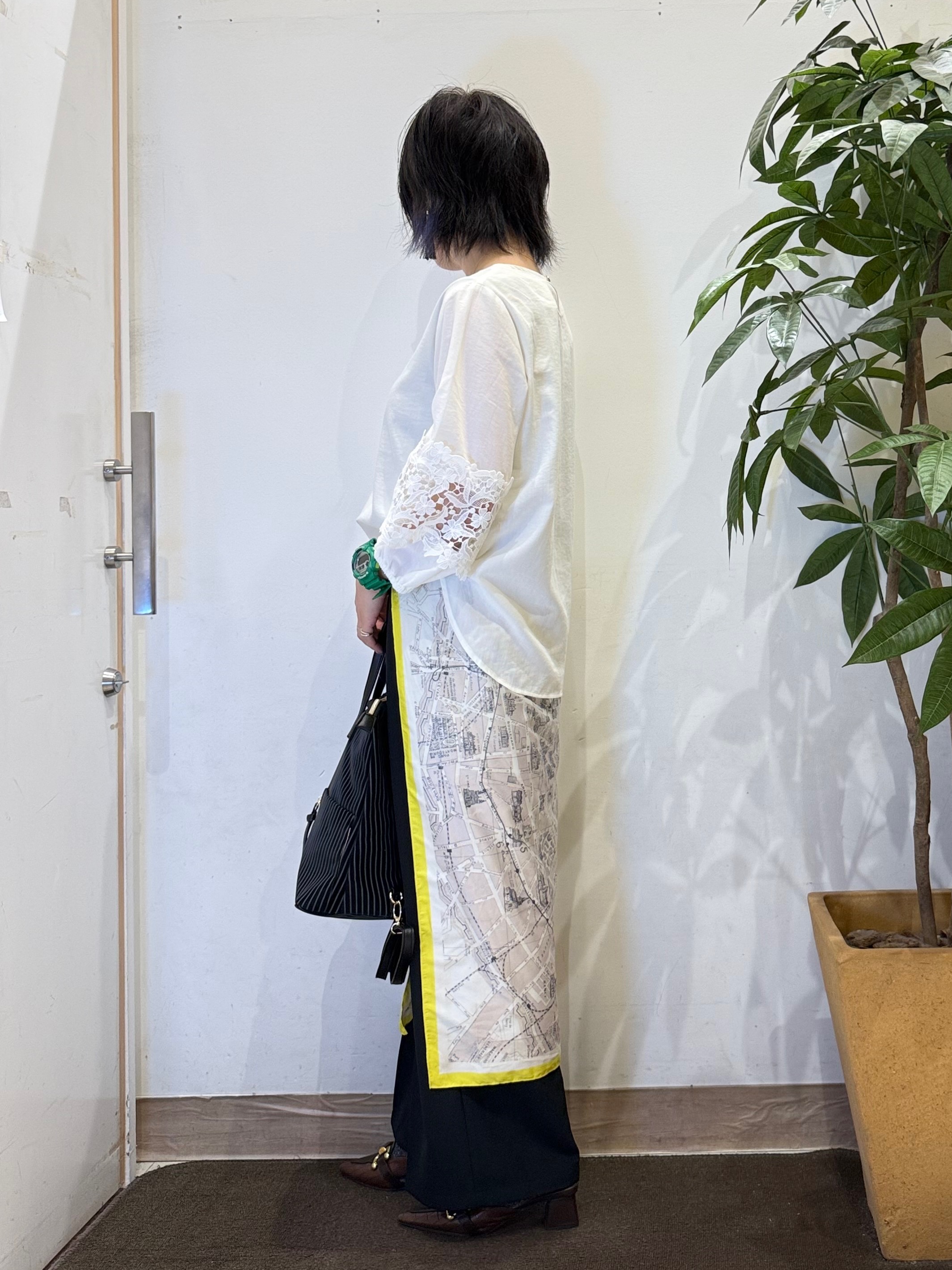 misakiさんの「SHOO･LA･RUE｜【洗濯機可/S-LL/洗濯後しわになりにくい】インせず決まる お袖レースデザインブラウス」を使ったコーディネート