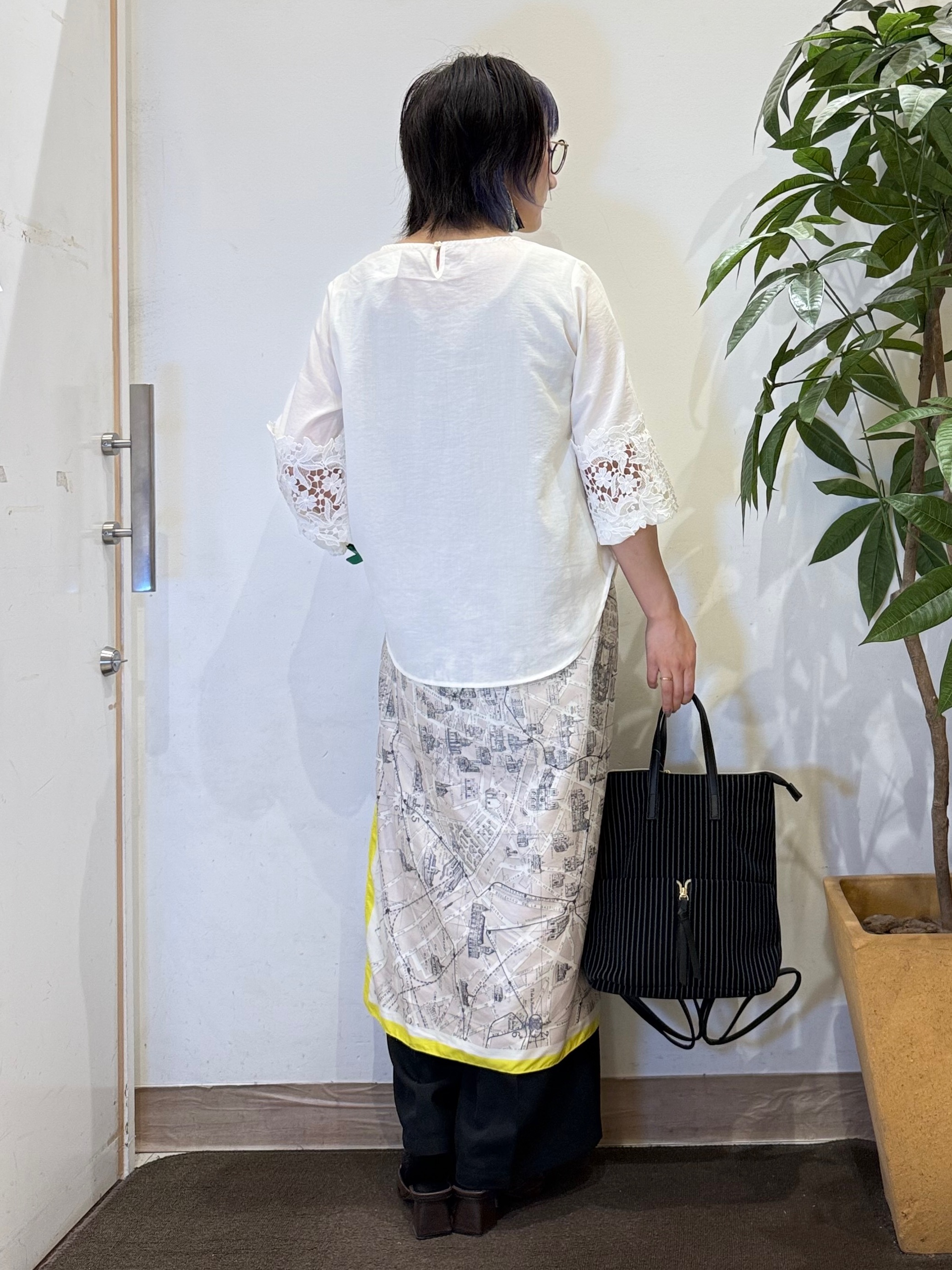 misakiさんの「SHOO･LA･RUE｜【洗濯機可/S-LL/洗濯後しわになりにくい】インせず決まる お袖レースデザインブラウス」を使ったコーディネート
