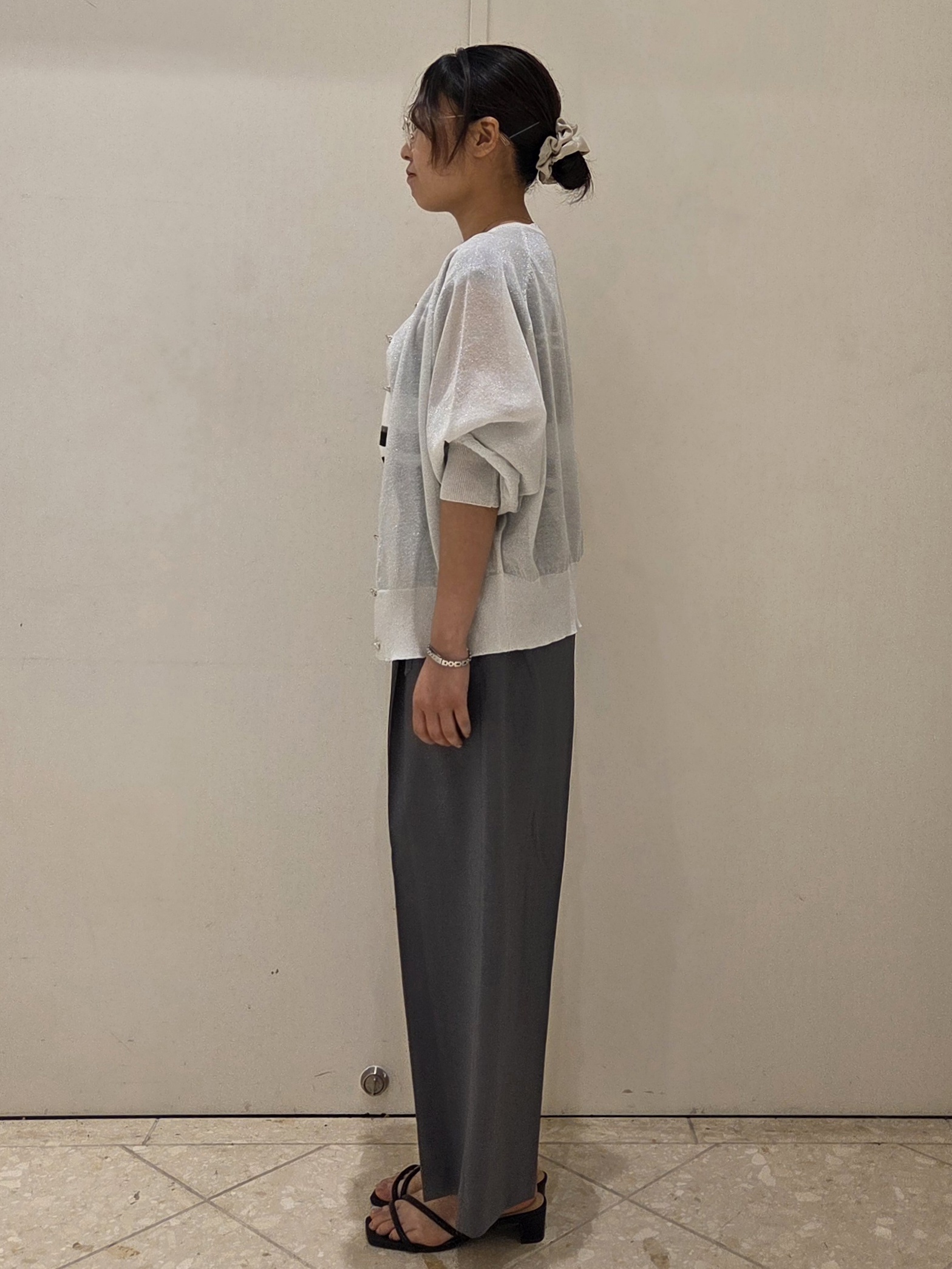 Sumiさんの「OPAQUE.CLIP｜【接触冷感】シアーラメドルマンショートカーディガン《洗濯機OK》」を使ったコーディネート