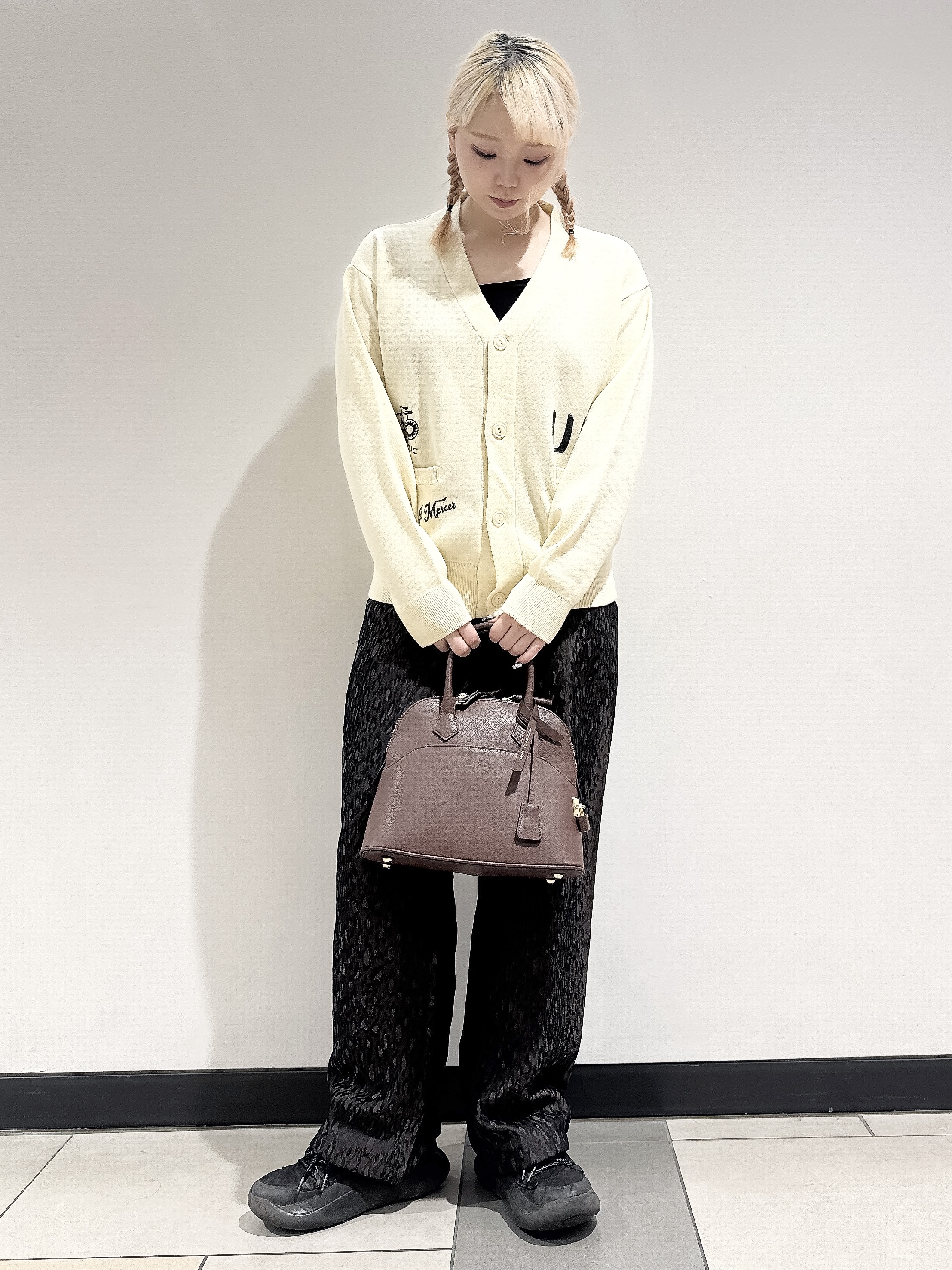 なかもとあきさんの「DRESSTERIOR｜◆mica della valle（ミカデラヴァッレ）Katia ハンドバッグ」を使ったコーディネート